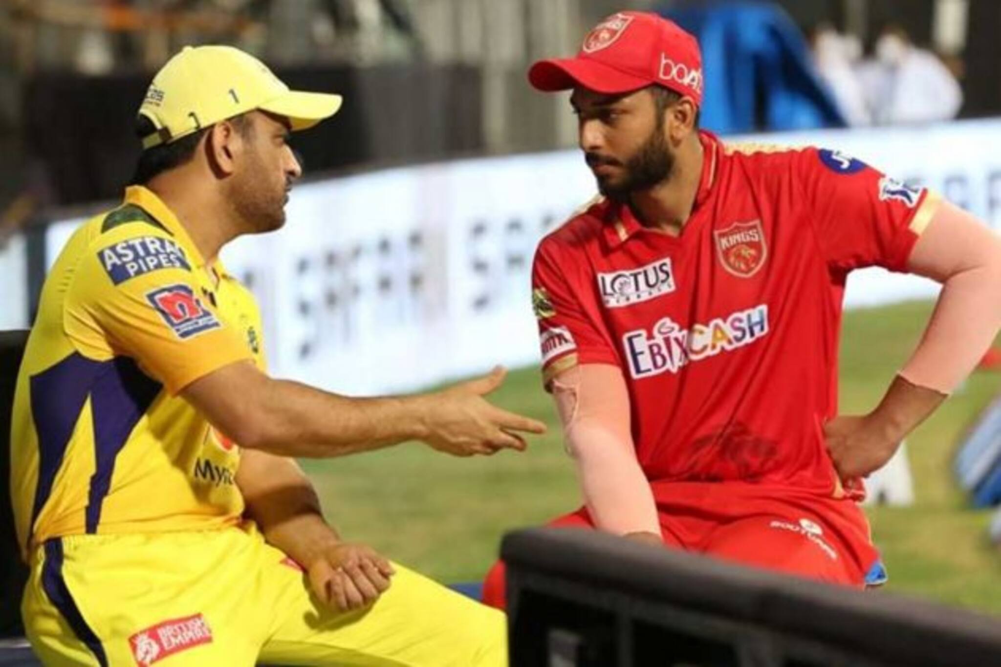 IPL 2021: মাঠে বসেই শাহরুখ খানকে 'গুরুমন্ত্র' ধোনির, আইপিএলে ফিরল পুরনো ছবি
