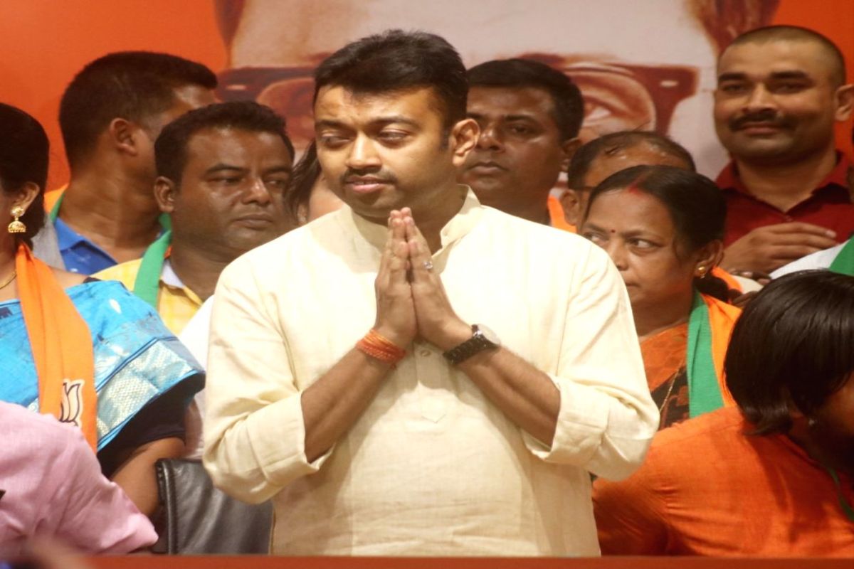 শেয়ার বাজারে বিনিয়োগ তাঁর ১১ লাখ ২ হাজার টাকা। এসবিআইয়ের একটি মিউচুয়াল ফান্ডে শুভ্রাংশুর বিনিয়োগ ১৫ লাখ টাকা এবং রিলায়্যান্স মিড স্মল ক্যাপ মিউচুয়াল ফান্ডে বিনিয়োগ ৩ লাখ ৬০ হাজার টাকা। তাঁর স্ত্রীর শেয়ার বাজারে রয়েছে ৭৪ হাজার ৩৬৪ টাকার বিনিয়োগ। মিউচুয়াল ফান্ডে বিনিয়োগ করেছেন সাড়ে ১০ লাখ টাকা। এলআইসি থেকে ২৯ লাখ ১৯ হাজার ৫২০ টাকার একটি ব্যক্তিগত ঋণ নিয়েছেন শুভ্রাংশু। স্ত্রীর রয়েছে অ্যাক্সিস ব্যাঙ্কের গাড়ি ঋণ, ২ লাখ ১৭ হাজার ৮৪ টাকার। শেয়ার বাজারে বিনিয়োগ তাঁর ১১ লাখ ২ হাজার টাকা। এসবিআইয়ের একটি মিউচুয়াল ফান্ডে শুভ্রাংশুর বিনিয়োগ ১৫ লাখ টাকা এবং রিলায়্যান্স মিড স্মল ক্যাপ মিউচুয়াল ফান্ডে বিনিয়োগ ৩ লাখ ৬০ হাজার টাকা। তাঁর স্ত্রীর শেয়ার বাজারে রয়েছে ৭৪ হাজার ৩৬৪ টাকার বিনিয়োগ। মিউচুয়াল ফান্ডে বিনিয়োগ করেছেন সাড়ে ১০ লাখ টাকা। এলআইসি থেকে ২৯ লাখ ১৯ হাজার ৫২০ টাকার একটি ব্যক্তিগত ঋণ নিয়েছেন শুভ্রাংশু। স্ত্রীর রয়েছে অ্যাক্সিস ব্যাঙ্কের গাড়ি ঋণ, ২ লাখ ১৭ হাজার ৮৪ টাকার।