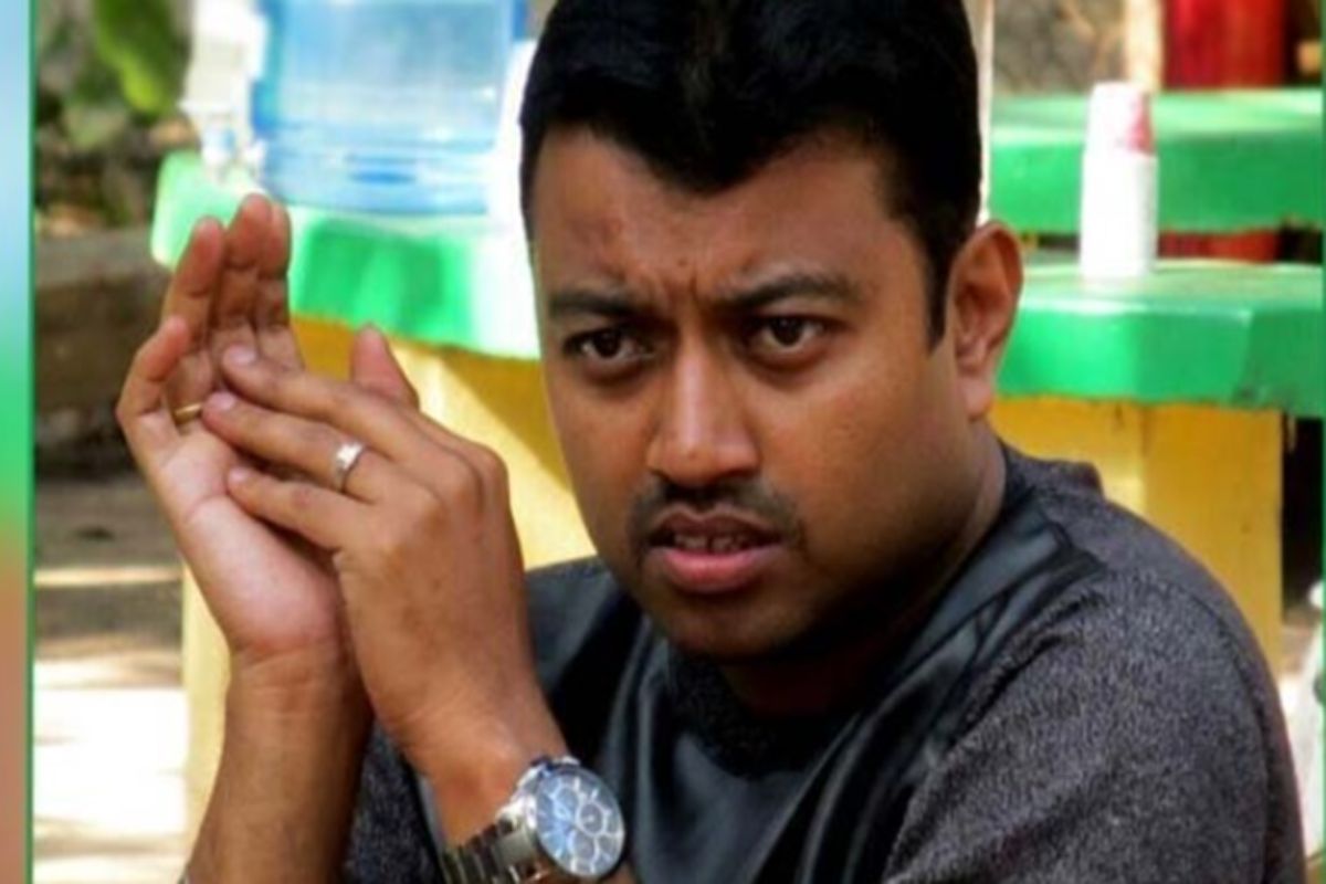 মুকুল পুত্রের নিজের নামে ৪টি এবং স্ত্রীর নামে ৩টি জীবনবিমা রয়েছে। তাঁর বিমাগুলি যথাক্রমে ৭ লাখ ৫৪ হাজার ১৮৫ টাকা, ১০ লাখ ৩৩ হাজার ৬৬৪ টাকা, ১ লাখ ৮ হাজার ২৮৪ টাকা এবং ৯৯ হাজার টাকার। শুভ্রাংশুর স্ত্রীর বিমাগুলি যথাক্রমে ৯৯ হাজার টাকা, ১ লাখ ২৩ হাজার ৪২১ টাকা এবং ৬ হাজার ৫ টাকার। শুভ্রাংশুর সোনা রয়েছে ৭৪ গ্রাম, রুপো রয়েছে ১৬০ গ্রাম। রয়েছে অন্যান্য মূল্যবান গয়না। সব মিলিয়ে যার বাজার মূল্য ৯ লাখ ৪৪ হাজার ২১০ টাকা। স্ত্রীর কাছে রয়েছে ২৮৭ গ্রাম সোনা, ১ কেজি রুপো-সহ নানা মূল্যবান জিনিস। বাজার দর ২১ লাখ ৪১ হাজার ৪১৪ টাকা। মুকুল পুত্রের নিজের নামে ৪টি এবং স্ত্রীর নামে ৩টি জীবনবিমা রয়েছে। তাঁর বিমাগুলি যথাক্রমে ৭ লাখ ৫৪ হাজার ১৮৫ টাকা, ১০ লাখ ৩৩ হাজার ৬৬৪ টাকা, ১ লাখ ৮ হাজার ২৮৪ টাকা এবং ৯৯ হাজার টাকার। শুভ্রাংশুর স্ত্রীর বিমাগুলি যথাক্রমে ৯৯ হাজার টাকা, ১ লাখ ২৩ হাজার ৪২১ টাকা এবং ৬ হাজার ৫ টাকার। শুভ্রাংশুর সোনা রয়েছে ৭৪ গ্রাম, রুপো রয়েছে ১৬০ গ্রাম। রয়েছে অন্যান্য মূল্যবান গয়না। সব মিলিয়ে যার বাজার মূল্য ৯ লাখ ৪৪ হাজার ২১০ টাকা। স্ত্রীর কাছে রয়েছে ২৮৭ গ্রাম সোনা, ১ কেজি রুপো-সহ নানা মূল্যবান জিনিস। বাজার দর ২১ লাখ ৪১ হাজার ৪১৪ টাকা।