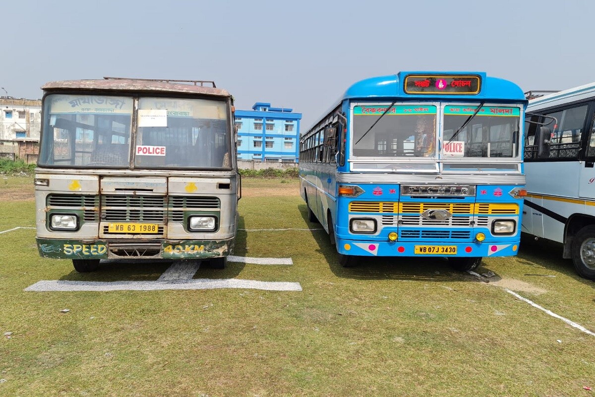 মৃতদেহ নিয়ে বুকে কালো ব্যাজ পরে শোকমিছিল করেন গ্রামবাসীরা। এদিন মমতা বন্দ্যোপাধ্যায় মৃতদেহ পরিবারের সঙ্গে কথা বলার সময়ই জানতে পারেন, একজন মৃতের রয়েছে সদ্যোজাত সন্তান এবং অন্য এক মৃতের স্ত্রী গর্ভবতী। তিনি সকলকে আশ্বস্ত করেছেন, রাজ্য সরকার সকলের পরিবারের দেখভাল করবে। মৃতদেহ নিয়ে বুকে কালো ব্যাজ পরে শোকমিছিল করেন গ্রামবাসীরা। এদিন মমতা বন্দ্যোপাধ্যায় মৃতদেহ পরিবারের সঙ্গে কথা বলার সময়ই জানতে পারেন, একজন মৃতের রয়েছে সদ্যোজাত সন্তান এবং অন্য এক মৃতের স্ত্রী গর্ভবতী। তিনি সকলকে আশ্বস্ত করেছেন, রাজ্য সরকার সকলের পরিবারের দেখভাল করবে।