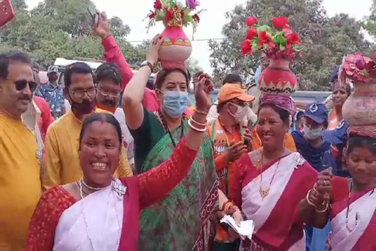 *মালতিপুর বিধানসভা কেন্দ্রের দলীয় প্রার্থী মৌসুমী দাস এবং চাঁচল বিধানসভা কেন্দ্রের দলীয় প্রার্থী দীপংকর রামের সমর্থনে ওই এলাকায় প্রচারে যান তিনি। মালতিপুরে হেলিপ্যাডেই প্রচুর মানুষ তাঁকে দেখতে ভিড় জমান। ফুল ছুড়ে স্বাগত জানান কেন্দ্রীয় মন্ত্রীকে। সেখানে উপস্থিত সকলের সঙ্গে কুশল বিনিময়, নববর্ষের শুভেচ্ছা জ্ঞাপনের পাশাপাশি বিজেপিকে ভোট দেওয়ার আবেদনও জানান।নাচের পাশাপাশি উপস্থিত জনতার উদ্দেশ্যে সংক্ষিপ্ত বক্তব্য রেখে দলীয় প্রার্থীদের সমর্থনে ভোট চান। সফর সংক্ষিপ্ত করে তিনি রওনা হয়ে যান উত্তর দিনাজপুরের উদ্দেশ্যে। *মালতিপুর বিধানসভা কেন্দ্রের দলীয় প্রার্থী মৌসুমী দাস এবং চাঁচল বিধানসভা কেন্দ্রের দলীয় প্রার্থী দীপংকর রামের সমর্থনে ওই এলাকায় প্রচারে যান তিনি। মালতিপুরে হেলিপ্যাডেই প্রচুর মানুষ তাঁকে দেখতে ভিড় জমান। ফুল ছুড়ে স্বাগত জানান কেন্দ্রীয় মন্ত্রীকে। সেখানে উপস্থিত সকলের সঙ্গে কুশল বিনিময়, নববর্ষের শুভেচ্ছা জ্ঞাপনের পাশাপাশি বিজেপিকে ভোট দেওয়ার আবেদনও জানান।নাচের পাশাপাশি উপস্থিত জনতার উদ্দেশ্যে সংক্ষিপ্ত বক্তব্য রেখে দলীয় প্রার্থীদের সমর্থনে ভোট চান। সফর সংক্ষিপ্ত করে তিনি রওনা হয়ে যান উত্তর দিনাজপুরের উদ্দেশ্যে।
