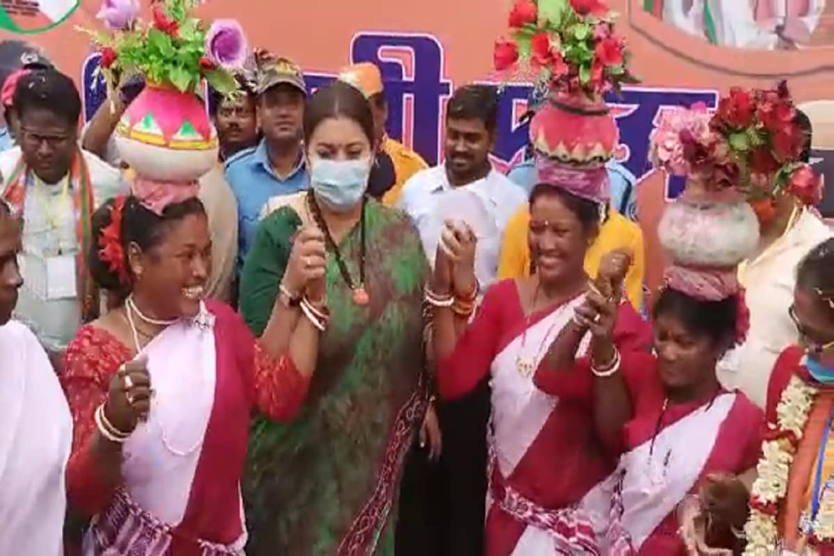 *এ দিন মালদহের মালতিপুর ভোট প্রচারে এসে কান্ডারনে যান তিনি। সেখানে তাঁকে উদ্দেশ্য করে পুষ্পবৃষ্টি করে উপস্থিত মহিলারা। এরপর সেখানে উপস্থিত আদিবাসী মহিলাদের দেখে নিজেই এগিয়ে যান স্মৃতি। উপস্থিত সকলকে অবাক করে দিয়ে পা মিলিয়ে আদিবাসী নাচে সামিল হন হেভিওয়েট মন্ত্রী। *এ দিন মালদহের মালতিপুর ভোট প্রচারে এসে কান্ডারনে যান তিনি। সেখানে তাঁকে উদ্দেশ্য করে পুষ্পবৃষ্টি করে উপস্থিত মহিলারা। এরপর সেখানে উপস্থিত আদিবাসী মহিলাদের দেখে নিজেই এগিয়ে যান স্মৃতি। উপস্থিত সকলকে অবাক করে দিয়ে পা মিলিয়ে আদিবাসী নাচে সামিল হন হেভিওয়েট মন্ত্রী।