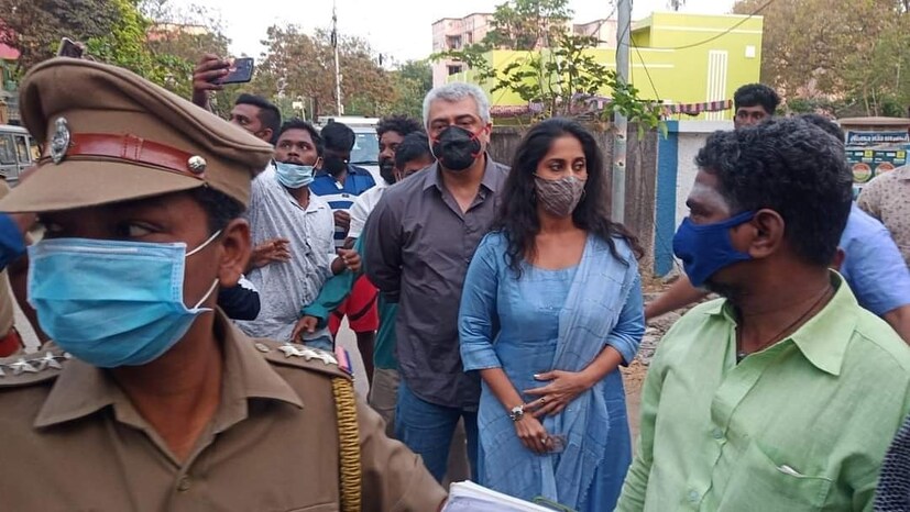 &#039;থালা&#039; অজিত ও তাঁর স্ত্রী শালিনিকে একসঙ্গে দেখা গেল ভোটগ্রহণকেন্দ্রের বাইরে । 