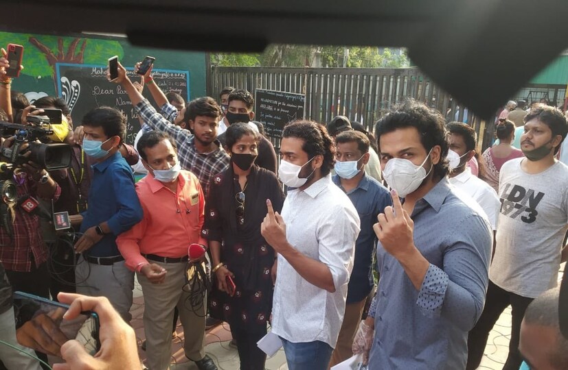 ভোটগ্রহণ কেন্দ্রের বাইরে শিবকুমার পরিবারের দুই ছেলে সুর্য ও কার্তি 