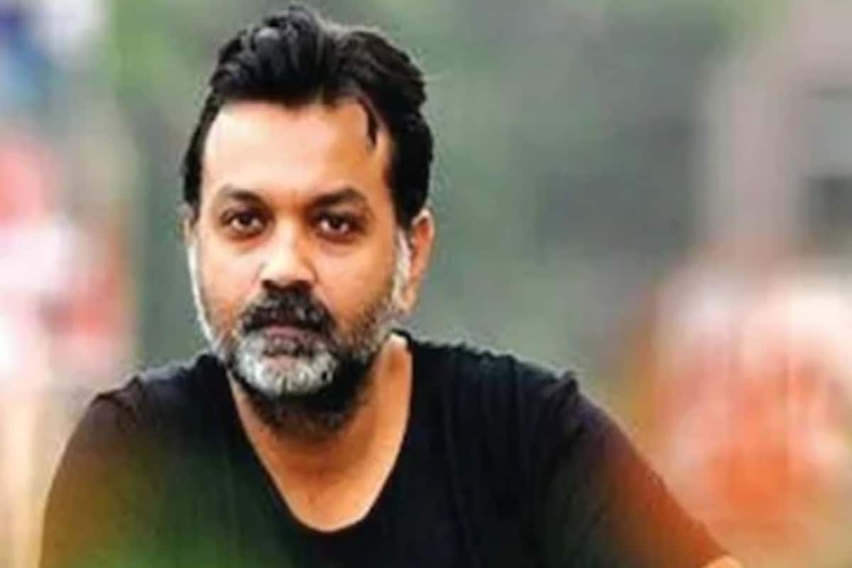 সৃজিত মুখোপাধ্য়ায় (Srijit Mukherjee)- বড় পর্দায় যেমন তাঁর আধিপত্য রয়েছে। তেমনই সোশ্যাল মিডিয়ায়ও তাঁর ভক্তের সংখ্যা কম নয়। সোশ্যাল মিডিয়ায় বরাবরই সক্রিয় সৃজিত। তাঁর নিন্দুকের সংখ্যাও কম নেই। তবে এই মহামারীতে নিজের অগুন্তি ফলোয়ারদের কাছে যাতে প্রয়োজনীয় তথ্য পৌঁছে যায় সেই কাজটাই করছেন পরিচালক। কোথায় অক্সিজেন বা বেড রয়েছে তার জানান দিচ্ছেন তিনি অনবরত। সৃজিত মুখোপাধ্য়ায় (Srijit Mukherjee)- বড় পর্দায় যেমন তাঁর আধিপত্য রয়েছে। তেমনই সোশ্যাল মিডিয়ায়ও তাঁর ভক্তের সংখ্যা কম নয়। সোশ্যাল মিডিয়ায় বরাবরই সক্রিয় সৃজিত। তাঁর নিন্দুকের সংখ্যাও কম নেই। তবে এই মহামারীতে নিজের অগুন্তি ফলোয়ারদের কাছে যাতে প্রয়োজনীয় তথ্য পৌঁছে যায় সেই কাজটাই করছেন পরিচালক। কোথায় অক্সিজেন বা বেড রয়েছে তার জানান দিচ্ছেন তিনি অনবরত।