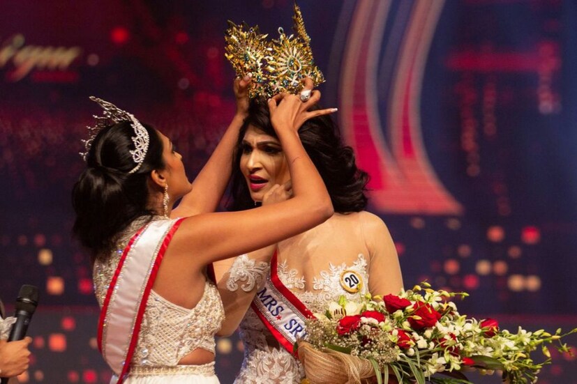 দিন কয়েক আগেই শ্রীলঙ্কার স্টেজে মিস ওয়ার্ল্ডের মাথার মুকুট খুলে নেওয়ার দৃশ্যে খবরের শিরোনামে এসেছিলেন ক্যারোলিন জুরি। সেদিন সুন্দরী প্রতিযোগিতার মঞ্চে পুষ্পিকা ডি সিলভার মাথায় মিসেস ওয়ার্ল্ড শ্রীলঙ্কার মুকুট পরানো হলেও, কয়েক মুহূর্ত পরেই জুরির তরফে ঘোষণা করা হয় তিনি বিবাহ বিচ্ছিন্না। তাই এই খেতাবের যোগ্য তিনি নন। 