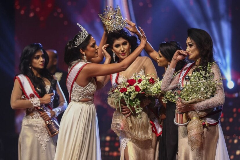 শুধু তাই নয়, স্টেজ, ড্রেসিং রুমের আয়না ভেঙে আয়োজক সংস্থার যথেষ্ট ক্ষতি হয়েছে বলেও শোনা যায়৷ এই অভিযোগে ফ্রাঞ্চাইজি সংস্থার তরফে চাণ্ডিমাল জয়াসিংঘে ক্যারোলিনের কাছ থেকে ক্ষতিপূরণ দাবি করেন ৷ ক্যারোলিন এবং পুষ্পিকা দুজনকেই ক্রিমিনাল চার্জও দেওয়া হয়। 