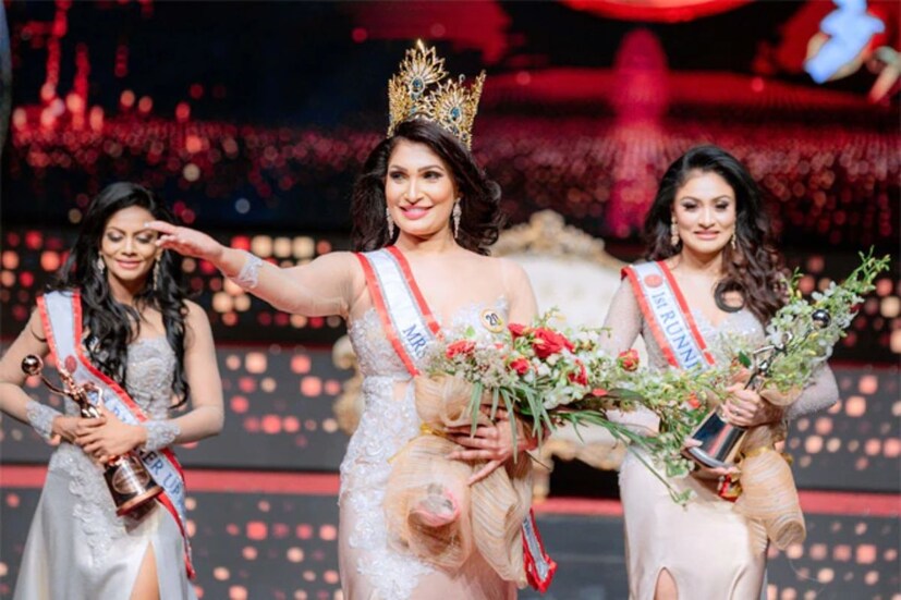 এই গোটা নাটকীয় ঘটনায় অন্যতম কুশীলব ছিলেন প্রাক্তন মিসেস ওয়ার্ল্ড ক্যারোলিন জুরি৷ সেদিন মঞ্চে ওই ঘটনার পর ড্রেসিংরুমে পুষ্পিকা আর ক্যারোলিনের মধ্যে ধুন্ধুমার কাণ্ড বেধে যায়। চন্দ্রিকা নিজে সোশ্যাল মিডিয়ায় জানান মাথায় আঘাত পেয়েছেন তিনি। 