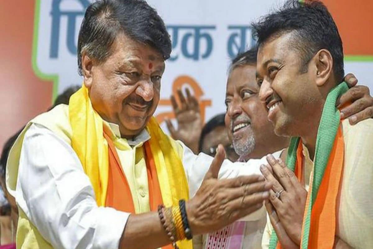নির্বাচন কমিশনে দেওয়া হলফনামা অনুযায়ী শুভ্রাংশুর হাতে নগদ রয়েছে ১ লাখ ৭৩ হাজার ৮২৭ টাকা। স্ত্রীর হাতে নগদ রয়েছে ১ লাখ ১৪ হাজার ৫৩২ টাকা। এসবিআই, পিএনবি, ইউকো ব্যাঙ্কের মোট ৬টি শাখায় তাঁর রয়েছে ১৫ লাখ ৬৫ হাজার টাকা। ডাকঘরে রয়েছে ৫ হাজার ২৩৯ টাকা। তাঁর স্ত্রীর ব্যাঙ্কে রয়েছে মোট ২১ লাখ ২৮ হাজার ৮২২ টাকা। নির্বাচন কমিশনে দেওয়া হলফনামা অনুযায়ী শুভ্রাংশুর হাতে নগদ রয়েছে ১ লাখ ৭৩ হাজার ৮২৭ টাকা। স্ত্রীর হাতে নগদ রয়েছে ১ লাখ ১৪ হাজার ৫৩২ টাকা। এসবিআই, পিএনবি, ইউকো ব্যাঙ্কের মোট ৬টি শাখায় তাঁর রয়েছে ১৫ লাখ ৬৫ হাজার টাকা। ডাকঘরে রয়েছে ৫ হাজার ২৩৯ টাকা। তাঁর স্ত্রীর ব্যাঙ্কে রয়েছে মোট ২১ লাখ ২৮ হাজার ৮২২ টাকা।
