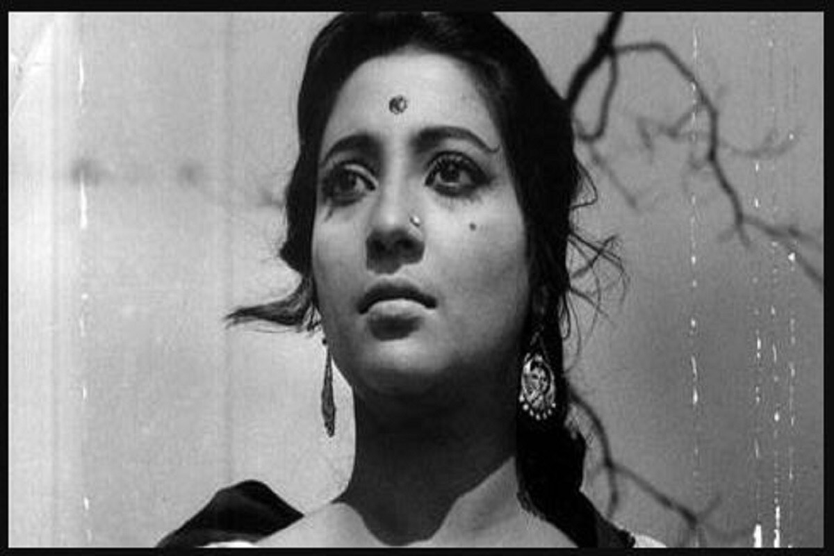 •রুপোলি পর্দার সোনালি নাম সুচিত্রা সেন (Suchitra Sen)। বাংলা তথা ভারতীয় চলচ্চিত্রের এক অন্যতম নাম সুচিত্রা সেন। তিনি শুধু বাংলা নয় ভারতীয় সিনেমাকেও সমৃদ্ধ করেছেন সমান ভাবে। নিরসল পরিশ্রম, দক্ষতা, সৌন্দর্য, নিখুঁত অভিনয়, পাহাড় প্রমাণ ব্যক্তিত্বই দর্শকের কাছে তাঁকে করে তুলেছিল স্বপ্ন সুন্দরী। •রুপোলি পর্দার সোনালি নাম সুচিত্রা সেন (Suchitra Sen)। বাংলা তথা ভারতীয় চলচ্চিত্রের এক অন্যতম নাম সুচিত্রা সেন। তিনি শুধু বাংলা নয় ভারতীয় সিনেমাকেও সমৃদ্ধ করেছেন সমান ভাবে। নিরসল পরিশ্রম, দক্ষতা, সৌন্দর্য, নিখুঁত অভিনয়, পাহাড় প্রমাণ ব্যক্তিত্বই দর্শকের কাছে তাঁকে করে তুলেছিল স্বপ্ন সুন্দরী।