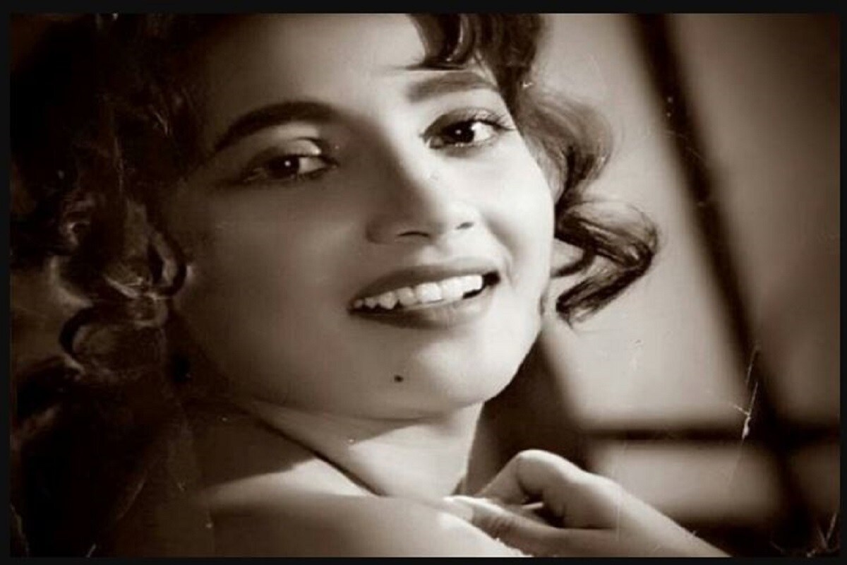 •ছবির জগতে তিনি ছিলেন শীর্ষে৷ বাংলায় সাড়া ফেলার পর, হিন্দি ছবিতেও ডাক পান সুচিত্রা৷ সেখানেও তিনি ছাপ ফেলে আসেন তাঁর অভিনয় দক্ষতা ও সৌন্দর্যের৷ •ছবির জগতে তিনি ছিলেন শীর্ষে৷ বাংলায় সাড়া ফেলার পর, হিন্দি ছবিতেও ডাক পান সুচিত্রা৷ সেখানেও তিনি ছাপ ফেলে আসেন তাঁর অভিনয় দক্ষতা ও সৌন্দর্যের৷