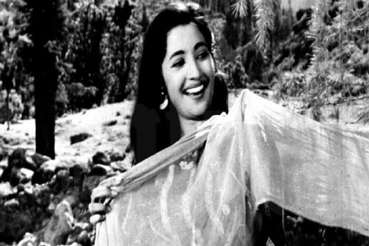 •১৯৩১ সালে পাবনা শহরের দিলানপুর মহল্লায় হেমসাগর লেনে অবস্থিত বাড়িতে সুচিত্রা সেনের জন্ম। তার ডাক নাম রমা। পাবনার মহাখালি পাঠশালায় প্রাইমারি পাঠ চুকিয়ে তিনি ভর্তি হন পাবনা গার্লস স্কুলে। এখানে দশম শ্রেণি পর্যন্ত লেখাপড়া করেন তিনি। এরপর ১৯৪৭ সালে বিয়ের পিঁড়িতে বসে স্বামীর হাত ধরে কলকাতায় চলে যান। আর তারপরেই ঘটনাচক্রে অভিনয়ে আসা ৷ রমা নাম থেকে সুচিত্রা হয়ে ওঠা ! •১৯৩১ সালে পাবনা শহরের দিলানপুর মহল্লায় হেমসাগর লেনে অবস্থিত বাড়িতে সুচিত্রা সেনের জন্ম। তার ডাক নাম রমা। পাবনার মহাখালি পাঠশালায় প্রাইমারি পাঠ চুকিয়ে তিনি ভর্তি হন পাবনা গার্লস স্কুলে। এখানে দশম শ্রেণি পর্যন্ত লেখাপড়া করেন তিনি। এরপর ১৯৪৭ সালে বিয়ের পিঁড়িতে বসে স্বামীর হাত ধরে কলকাতায় চলে যান। আর তারপরেই ঘটনাচক্রে অভিনয়ে আসা ৷ রমা নাম থেকে সুচিত্রা হয়ে ওঠা !