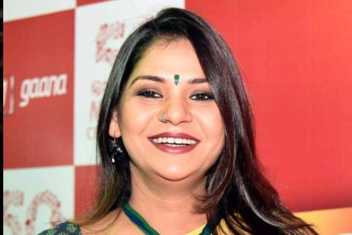 সুদীপ্তা চক্রবর্তী (Sudipta Chakraborty)- অভিনেত্রী সোশ্যাল মিডিয়ায় সক্রিয় থাকেন। কোনও বিষয়ে নিজের মতামত স্পষ্ট করেই বলেন। এই দুঃসময়েও তাই মানুষের যাতে সাহায্য় হয় সেই কাজই করছেন তিনি। কোথায় কখন কার অক্সিজেন বা হাসপাতালের বেড দরকার সেই তথ্য শেয়ার করছেন নিজের ওয়ালে। সুদীপ্তা চক্রবর্তী (Sudipta Chakraborty)- অভিনেত্রী সোশ্যাল মিডিয়ায় সক্রিয় থাকেন। কোনও বিষয়ে নিজের মতামত স্পষ্ট করেই বলেন। এই দুঃসময়েও তাই মানুষের যাতে সাহায্য় হয় সেই কাজই করছেন তিনি। কোথায় কখন কার অক্সিজেন বা হাসপাতালের বেড দরকার সেই তথ্য শেয়ার করছেন নিজের ওয়ালে।