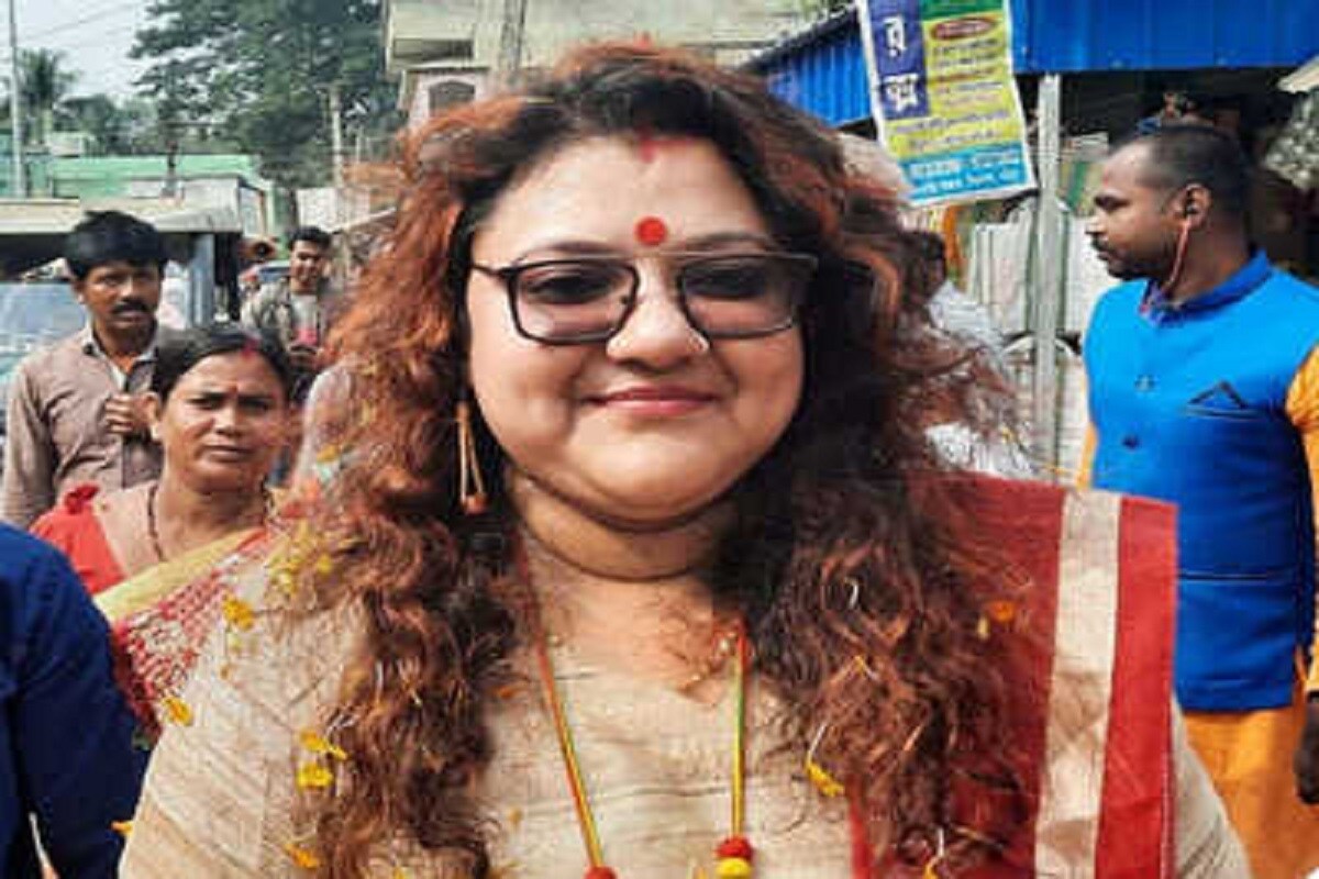 স্বামী বিজেপি সাংসদ। তিনিও ছিলেন বিজেপির ভরসার মহিলা মুখ। তবু কয়েক মাস আগেই বিজেপি ছেড়ে হঠাৎই ফের তৃণমূলে নাম লেখান সৌমিত্র খাঁয়ের স্ত্রী সুজাতা খাঁ। স্ত্রী তৃণমূলে যোগ দিতেই সাংবাদিক বৈঠকে, চোখের জল ফেলে স্ত্রীকে ডিভোর্স নোটিশ পাঠানোর কথা জানান সৌমিত্র। তবে, তৃণমূল সুজাতার উপর ভরসা রেখেছে। বিধানসভায় তাঁকে আরামবাগ আসন থেকে প্রার্থী করেছেন মমতা বন্দ্যোপাধ্যায়। সেই সুজাতার স্থাবর সম্পত্তি না থাকলেও অস্থাবর সম্পত্তির পরিমান কম কিছু নয় স্বামী বিজেপি সাংসদ। তিনিও ছিলেন বিজেপির ভরসার মহিলা মুখ। তবু কয়েক মাস আগেই বিজেপি ছেড়ে হঠাৎই ফের তৃণমূলে নাম লেখান সৌমিত্র খাঁয়ের স্ত্রী সুজাতা খাঁ। স্ত্রী তৃণমূলে যোগ দিতেই সাংবাদিক বৈঠকে, চোখের জল ফেলে স্ত্রীকে ডিভোর্স নোটিশ পাঠানোর কথা জানান সৌমিত্র। তবে, তৃণমূল সুজাতার উপর ভরসা রেখেছে। বিধানসভায় তাঁকে আরামবাগ আসন থেকে প্রার্থী করেছেন মমতা বন্দ্যোপাধ্যায়। সেই সুজাতার স্থাবর সম্পত্তি না থাকলেও অস্থাবর সম্পত্তির পরিমান কম কিছু নয়