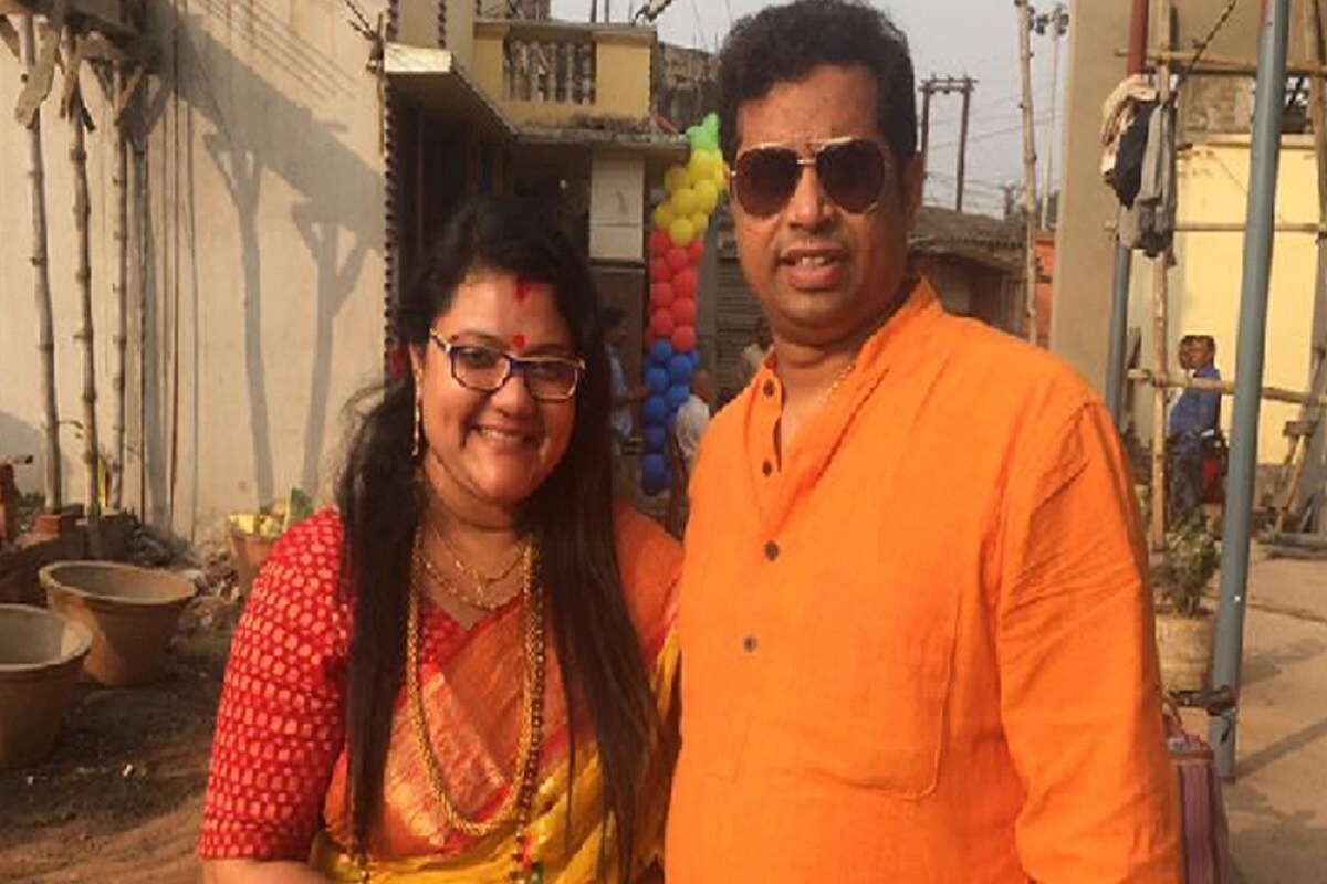 একইসঙ্গে হলফনামায় তিনি জানিয়েছেন, তাঁর মোট ৬টি ব্যাঙ্ক অ্যাকাউন্ট রয়েছে। সেই অ্যাকাউন্টগুলিতে রয়েছে ৪৪ লক্ষ ৫৬ হাজার ১০২ টাকা। শুধু তাই নয়, মিউচুয়াল ফান্ডে সুজাতার ১ লক্ষ ৯৫ হাজার টাকার বিনিয়োগ আছে। জীবন বিমা ও ডাকঘর সঞ্চয় প্রকল্প মিলিয়ে মোট ২১ লক্ষ ৫০ হাজার টাকারও বিনিয়োগ করেছেন বিজেপি সাংসদের স্ত্রী, বর্তমানে তৃণমূলের প্রার্থী সুজাতা। একইসঙ্গে হলফনামায় তিনি জানিয়েছেন, তাঁর মোট ৬টি ব্যাঙ্ক অ্যাকাউন্ট রয়েছে। সেই অ্যাকাউন্টগুলিতে রয়েছে ৪৪ লক্ষ ৫৬ হাজার ১০২ টাকা। শুধু তাই নয়, মিউচুয়াল ফান্ডে সুজাতার ১ লক্ষ ৯৫ হাজার টাকার বিনিয়োগ আছে। জীবন বিমা ও ডাকঘর সঞ্চয় প্রকল্প মিলিয়ে মোট ২১ লক্ষ ৫০ হাজার টাকারও বিনিয়োগ করেছেন বিজেপি সাংসদের স্ত্রী, বর্তমানে তৃণমূলের প্রার্থী সুজাতা।