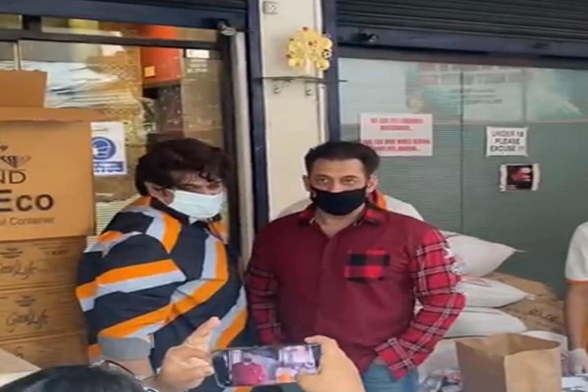 বরাবরের মতো এবারও মানুষের সাহায্যে এগিয়ে এলেন বলিটাউনের ভাইজান সলমন! গত বছর লকডাউনের সময় ‘বিইং হাংরি’ (Being Hungy) নামে একটা বিশেষ গাড়িতে করে পরিযায়ী শ্রমিকদের (Migrant labourers) রেশন পৌঁছে দিয়েছিলেন সলমন খান (Salman Khan)। এবার করোনার দ্বিতীয় ঢেউয়ের দাপটে যখন ফের একবার দিশেহারা মহারাষ্ট্র, ত্রাতার ভূমিকায় এগিয়ে এলেন সল্লু মিঞা। প্রথম সারির কোভিড যোদ্ধা যেমন চিকিৎসক, নার্স, পুরসভার কর্মীদের খাবার সরবরাহের দায়িত্বে সলমন-এর ভাইজান কিচেন। বরাবরের মতো এবারও মানুষের সাহায্যে এগিয়ে এলেন বলিটাউনের ভাইজান সলমন! গত বছর লকডাউনের সময় ‘বিইং হাংরি’ (Being Hungy) নামে একটা বিশেষ গাড়িতে করে পরিযায়ী শ্রমিকদের (Migrant labourers) রেশন পৌঁছে দিয়েছিলেন সলমন খান (Salman Khan)। এবার করোনার দ্বিতীয় ঢেউয়ের দাপটে যখন ফের একবার দিশেহারা মহারাষ্ট্র, ত্রাতার ভূমিকায় এগিয়ে এলেন সল্লু মিঞা। প্রথম সারির কোভিড যোদ্ধা যেমন চিকিৎসক, নার্স, পুরসভার কর্মীদের খাবার সরবরাহের দায়িত্বে সলমন-এর ভাইজান কিচেন।