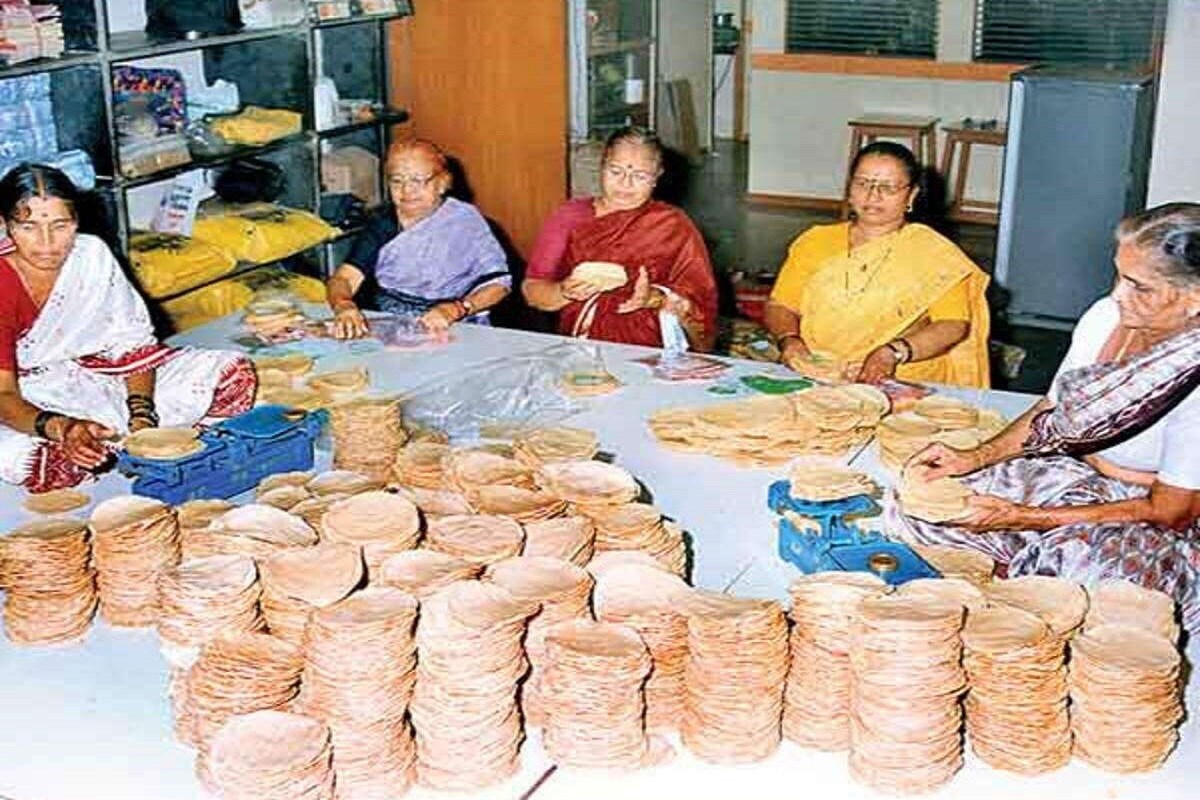 মুম্বইয়ের বাসিন্দা জসবন্তী যমুনা দাস প্রথমবার ১৯৫৯ সালে ৬ জন বান্ধবীকে নিয়ে লিজ্জত পাঁপড়ের যাত্রা শুরু করেছিলেন ৷ এই সাতজন হলেন পার্বতীবেন রামদাস ঠোদানি, উজমবেন নরানদাস কুণ্ডলিয়া, বানুবেন তত্রা, লাগুবেন অমৃতলাল গোকানি, গয়াবেন বিঠলানি পাঁপড় প্রস্তুত শুরু করেছিলেন ৷ প্রতীকী ছবি ৷ মুম্বইয়ের বাসিন্দা জসবন্তী যমুনা দাস প্রথমবার ১৯৫৯ সালে ৬ জন বান্ধবীকে নিয়ে লিজ্জত পাঁপড়ের যাত্রা শুরু করেছিলেন ৷ এই সাতজন হলেন পার্বতীবেন রামদাস ঠোদানি, উজমবেন নরানদাস কুণ্ডলিয়া, বানুবেন তত্রা, লাগুবেন অমৃতলাল গোকানি, গয়াবেন বিঠলানি পাঁপড় প্রস্তুত শুরু করেছিলেন ৷ প্রতীকী ছবি ৷