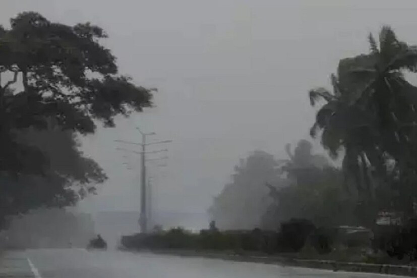 মরসুমের প্রথম কালবৈশাখী হতে পারে সপ্তাহান্তে। রবিবার দমকা ঝড়ো হাওয়ার সঙ্গে বজ্রবিদ্যুৎ সহ বৃষ্টির সম্ভাবনা তৈরি হচ্ছে দক্ষিণবঙ্গের বেশকিছু জেলায়। মার্চ মাসের শেষ দিন ও এপ্রিলের প্রথম দুই দিনে কলকাতায় রেকর্ড গরম পড়েছে। গরমে হাঁসফাঁস দক্ষিণবঙ্গের মানুষ আপাতত সপ্তাহান্তের বৃষ্টির প্রতীক্ষায়। মরসুমের প্রথম কালবৈশাখী হতে পারে সপ্তাহান্তে। রবিবার দমকা ঝড়ো হাওয়ার সঙ্গে বজ্রবিদ্যুৎ সহ বৃষ্টির সম্ভাবনা তৈরি হচ্ছে দক্ষিণবঙ্গের বেশকিছু জেলায়। মার্চ মাসের শেষ দিন ও এপ্রিলের প্রথম দুই দিনে কলকাতায় রেকর্ড গরম পড়েছে। গরমে হাঁসফাঁস দক্ষিণবঙ্গের মানুষ আপাতত সপ্তাহান্তের বৃষ্টির প্রতীক্ষায়।