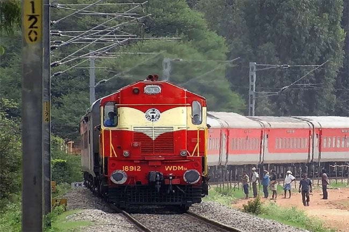করোনার (Covid-19) প্রকোপ ঠ্যাকাতে রেলের পক্ষ থেকেও বেশ কিছু স্টেশনে প্ল্যাটফর্ম টিকিট বিক্রি বন্ধের সিদ্ধান্ত নিয়েছে ৷ তবে রেলের পক্ষ থেকে জানানো হয়েছে এই সিদ্ধান্ত নেওয়া হয়েছে যাতে স্টেশন চত্বরে ভিড় এড়ানো যায় ৷ প্রতীকী ছবি ৷ করোনার (Covid-19) প্রকোপ ঠ্যাকাতে রেলের পক্ষ থেকেও বেশ কিছু স্টেশনে প্ল্যাটফর্ম টিকিট বিক্রি বন্ধের সিদ্ধান্ত নিয়েছে ৷ তবে রেলের পক্ষ থেকে জানানো হয়েছে এই সিদ্ধান্ত নেওয়া হয়েছে যাতে স্টেশন চত্বরে ভিড় এড়ানো যায় ৷ প্রতীকী ছবি ৷