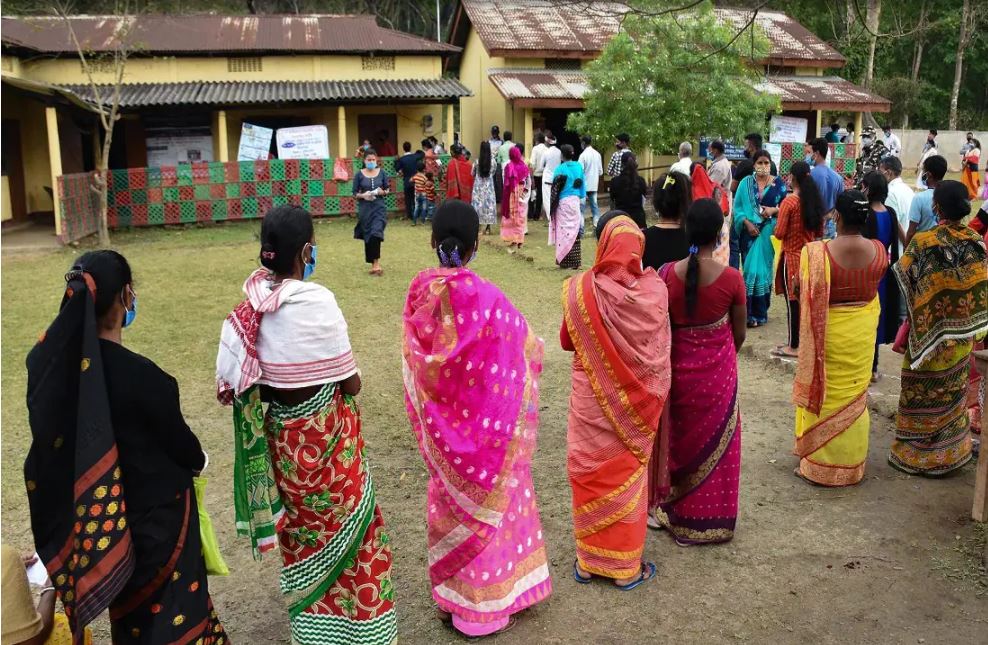 অসমে তৃতীয় তথা শেষ দফার নির্বাচন মঙ্গলবার। ভোট হচ্ছে ১২টি জেলার ৪০টি আসনে। ৩৩৭ জন প্রার্থীর ভাগ্য নির্ধারণ হবে যাদের মধ্যে ২৫ জন মহিলা। অসমে তৃতীয় তথা শেষ দফার নির্বাচন মঙ্গলবার। ভোট হচ্ছে ১২টি জেলার ৪০টি আসনে। ৩৩৭ জন প্রার্থীর ভাগ্য নির্ধারণ হবে যাদের মধ্যে ২৫ জন মহিলা।