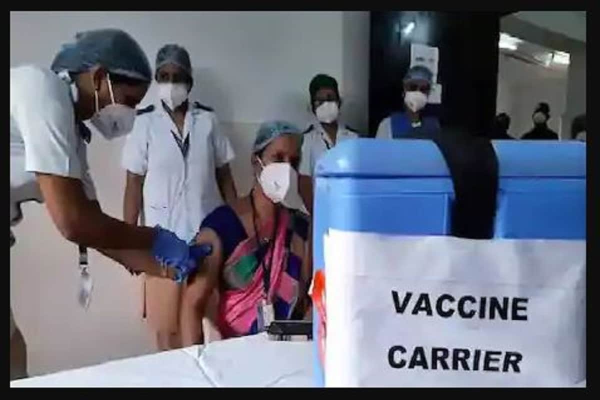 দেশে করোনা ভাইরাসের মহামারী -র দ্বিতীয় ওয়েভ যে ভাবে সংক্রমণের ভয় দেখাচ্ছে তাতে আতঙ্কিত সব মহল৷ এই পরিস্থিতি থেকে মুক্তি পেতে হলে যে পদক্ষেপগুলি নেওয়া দরকার তারমধ্যে ভ্যাকসিনেশন অন্যতম৷ দেশে-র মানুষদের ভ্যাকসিন নিতে অনুরোধ করছে সরকার৷ এদিকে নানা জায়গায় মানুষকে ভ্যাকসিন দিতে আগ্রহী করার জন্য নানা ধরণের অফার দিওয়া হচ্ছে৷ কোথাও রেস্তোঁরায় ফ্রি খাবার আবার কোথাও ফ্রি বিয়ারের অফার রয়েছে৷ বিখ্যাত উবের (Uber) কোম্পানি দিল্লিতে দেড় কোটি টাকা অবধি ফ্রি রাইডের অফার দিয়ে রেখেছে৷ ভ্যাকসিন লাগানোর জন্য ফ্রি অ্যাপ ক্যাব রাইড দেওয়া হচ্ছে৷ মার্কিন যুক্তরাষ্ট্রের এক ভ্যাকসিন সংস্থা যাঁরা ভ্যাকসিন লাগাবেন তাঁদের পাঁচবার ফ্রি বিয়ার খাওয়ার অফার দিয়েছেন৷ দেশে করোনা ভাইরাসের মহামারী -র দ্বিতীয় ওয়েভ যে ভাবে সংক্রমণের ভয় দেখাচ্ছে তাতে আতঙ্কিত সব মহল৷ এই পরিস্থিতি থেকে মুক্তি পেতে হলে যে পদক্ষেপগুলি নেওয়া দরকার তারমধ্যে ভ্যাকসিনেশন অন্যতম৷ দেশে-র মানুষদের ভ্যাকসিন নিতে অনুরোধ করছে সরকার৷ এদিকে নানা জায়গায় মানুষকে ভ্যাকসিন দিতে আগ্রহী করার জন্য নানা ধরণের অফার দিওয়া হচ্ছে৷ কোথাও রেস্তোঁরায় ফ্রি খাবার আবার কোথাও ফ্রি বিয়ারের অফার রয়েছে৷ বিখ্যাত উবের (Uber) কোম্পানি দিল্লিতে দেড় কোটি টাকা অবধি ফ্রি রাইডের অফার দিয়ে রেখেছে৷ ভ্যাকসিন লাগানোর জন্য ফ্রি অ্যাপ ক্যাব রাইড দেওয়া হচ্ছে৷ মার্কিন যুক্তরাষ্ট্রের এক ভ্যাকসিন সংস্থা যাঁরা ভ্যাকসিন লাগাবেন তাঁদের পাঁচবার ফ্রি বিয়ার খাওয়ার অফার দিয়েছেন৷