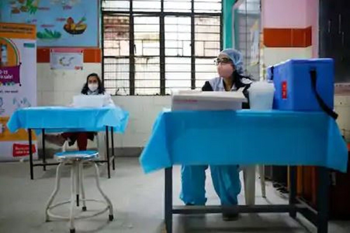 •তবে দ্রুত ভ্যাকসিনের ডোজ আনানোর ব্যবস্থা করা হচ্ছে যাতে বেসরকারি কেন্দ্রেও ফের চালু করা যায় ভ্যাকসিনেশন৷ জানিয়েছে মুম্বই পুরসভা৷ •তবে দ্রুত ভ্যাকসিনের ডোজ আনানোর ব্যবস্থা করা হচ্ছে যাতে বেসরকারি কেন্দ্রেও ফের চালু করা যায় ভ্যাকসিনেশন৷ জানিয়েছে মুম্বই পুরসভা৷