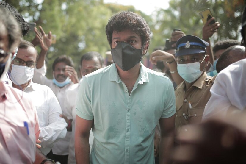 সাধারণ মানুষের মতো লাইনে দাঁড়িয়ে ভোট দিলেন থালাপট্টি বিজয়। 