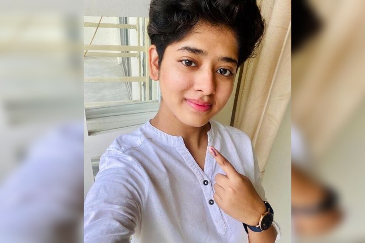 আজ ভোট দিলেন রানিমা তথা দিতিপ্রিয়া রায়ও। এটিই তাঁর জীবনের প্রথম ভোট। সাদা রঙের একটি পোশাক পরে ভোট দিতে যান তিনি। আজ ভোট দিলেন রানিমা তথা দিতিপ্রিয়া রায়ও। এটিই তাঁর জীবনের প্রথম ভোট। সাদা রঙের একটি পোশাক পরে ভোট দিতে যান তিনি।