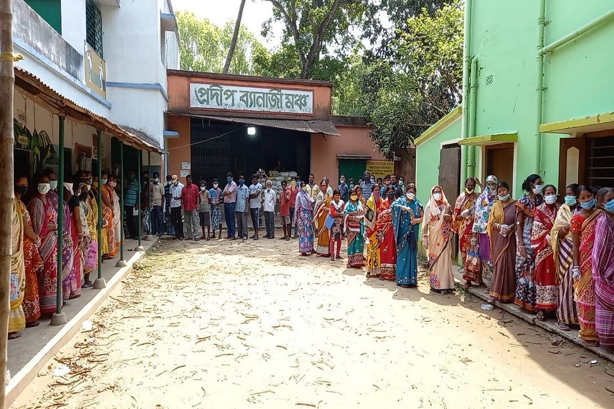 দিকে-দিকে দলীয় নেতাকর্মীরা আহত হওয়ার পর ফের সিআরপিএফ তাণ্ডব নিয়ে সরব হয়েছেন মমতা বন্দ্যোপাধ্যায়। বুথে বুথে কমিশনের তাণ্ডবে এই তৃতীয় দফাতেই নীরব দর্শক কমিশন। এমনটাই মত মমতা বন্দ্যোপাধ্যায়ের। এ দিন ভোটগ্রহণ শুরু হতেই নানা জায়গা থেকে ভোটারদের প্রভাবিত করার অভিযোগ আসে সিআরপিএফ এর বিরুদ্ধে। দিকে-দিকে দলীয় নেতাকর্মীরা আহত হওয়ার পর ফের সিআরপিএফ তাণ্ডব নিয়ে সরব হয়েছেন মমতা বন্দ্যোপাধ্যায়। বুথে বুথে কমিশনের তাণ্ডবে এই তৃতীয় দফাতেই নীরব দর্শক কমিশন। এমনটাই মত মমতা বন্দ্যোপাধ্যায়ের। এ দিন ভোটগ্রহণ শুরু হতেই নানা জায়গা থেকে ভোটারদের প্রভাবিত করার অভিযোগ আসে সিআরপিএফ এর বিরুদ্ধে।