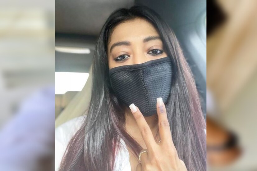 দক্ষিণ কলকাতার বাসিন্দা অভিনেত্রী পাওলি দামও ভোট দিলেন আজ। গরমে ভোট। তাই এই দিনের জন্য তিনি বেছে নিয়েছেন সাদা রঙের একটি পোশাক।