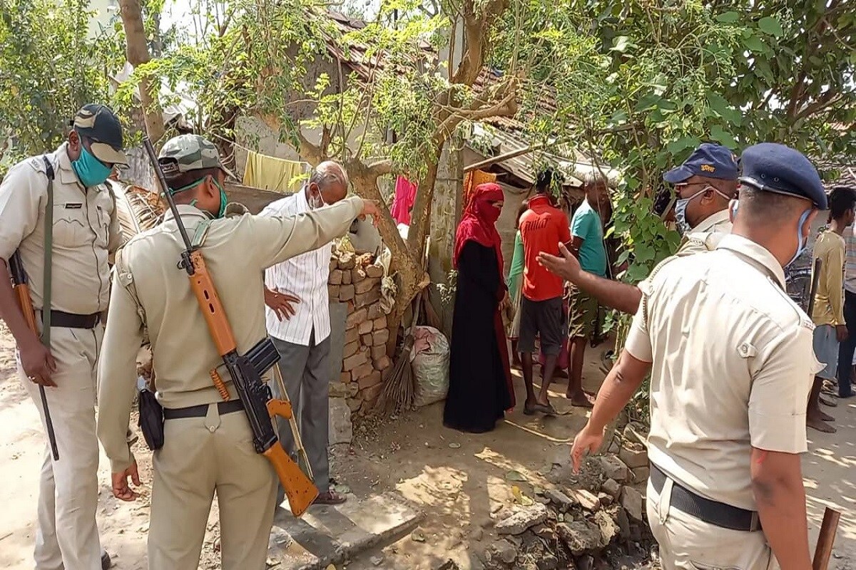 কেন্দ্রীয় বাহিনী দিয়ে কার্যত মুড়ে দিয়ে আজ তৃতীয় দফায় ৩১ কেন্দ্রে ভোট হচ্ছে বাংলায়। দক্ষিণ চব্বিশ পরগনার ১৬, হাওড়ার ৭ ও হুগলির ৮ কেন্দ্রে ভোট। দক্ষিণ চব্বিশ পরগনায় মোতায়েন ৩০৭ কোম্পানি কেন্দ্রীয় বাহিনী । হুগলিতে মোট ১৬৭ কোম্পানি কেন্দ্রীয় বাহিনী। হাওড়াজুড়ে মোতায়েন মোট ১৪৪ কোম্পানি কেন্দ্রীয় বাহিনী। কোভিড বিধি মেনে, কমিশনের কড়া নজরদারিতে হচ্ছে ভোট। কিন্তু তাতেও অশান্তি আটকানো যাচ্ছে না নানা প্রান্তে। একের পর এক জায়গায় রক্ত ঝড়ছে। হামলা হয়েছে আরামবাগের তৃণমূল প্রার্থী সুজাতা খান, খানাকুলের তৃণমূল প্রার্থীর উপরও। কেন্দ্রীয় বাহিনী দিয়ে কার্যত মুড়ে দিয়ে আজ তৃতীয় দফায় ৩১ কেন্দ্রে ভোট হচ্ছে বাংলায়। দক্ষিণ চব্বিশ পরগনার ১৬, হাওড়ার ৭ ও হুগলির ৮ কেন্দ্রে ভোট। দক্ষিণ চব্বিশ পরগনায় মোতায়েন ৩০৭ কোম্পানি কেন্দ্রীয় বাহিনী । হুগলিতে মোট ১৬৭ কোম্পানি কেন্দ্রীয় বাহিনী। হাওড়াজুড়ে মোতায়েন মোট ১৪৪ কোম্পানি কেন্দ্রীয় বাহিনী। কোভিড বিধি মেনে, কমিশনের কড়া নজরদারিতে হচ্ছে ভোট। কিন্তু তাতেও অশান্তি আটকানো যাচ্ছে না নানা প্রান্তে। একের পর এক জায়গায় রক্ত ঝড়ছে। হামলা হয়েছে আরামবাগের তৃণমূল প্রার্থী সুজাতা খান, খানাকুলের তৃণমূল প্রার্থীর উপরও।