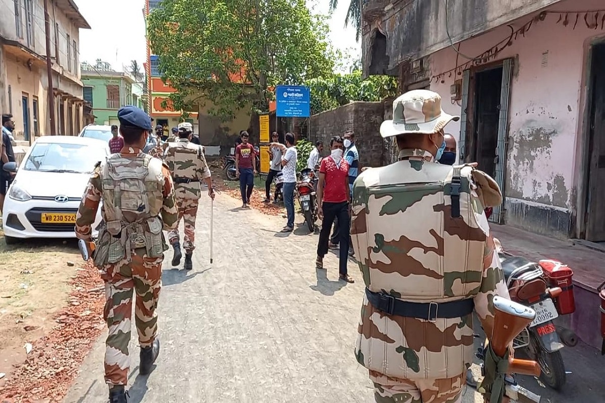 গোঘাটের ফুলঝোরে কেন্দ্রীয় বাহিনীকে ঘিরে বিক্ষোভও দেখায় সাধারণ মানুষ। অভিযোগ তারা মারধর করেছে সাধারণ মানুষকে। সাতসকালে অভিযোগ এসেছে রায়দিঘি থেকেও। এই কেন্দ্রের ২৪ নং বুথে মহিলা ভোটারদের বিজেপির পক্ষে ভোট দেওয়ার জন্য ধমকি দিচ্ছে কয়েকজন সিআরপিএফ জওয়ান। গোঘাটের ফুলঝোরে কেন্দ্রীয় বাহিনীকে ঘিরে বিক্ষোভও দেখায় সাধারণ মানুষ। অভিযোগ তারা মারধর করেছে সাধারণ মানুষকে। সাতসকালে অভিযোগ এসেছে রায়দিঘি থেকেও। এই কেন্দ্রের ২৪ নং বুথে মহিলা ভোটারদের বিজেপির পক্ষে ভোট দেওয়ার জন্য ধমকি দিচ্ছে কয়েকজন সিআরপিএফ জওয়ান।