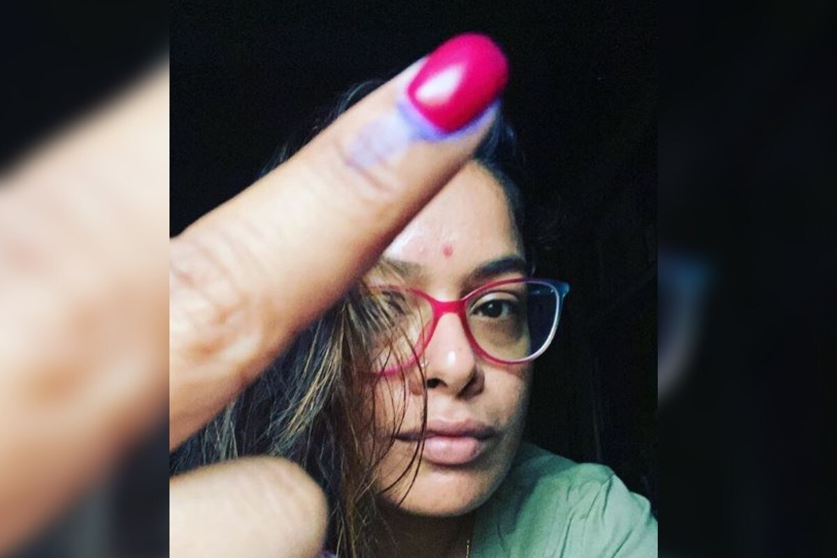 গায়িকা ইমন চক্রবর্তী লিলুয়ার বাসিন্দা। হুগলির ডোমজুড় বিধানসভা কেন্দ্রের বুথে ভোট দিয়ে এসে ছবি পোস্ট করেন তিনি। গায়িকা ইমন চক্রবর্তী লিলুয়ার বাসিন্দা। হুগলির ডোমজুড় বিধানসভা কেন্দ্রের বুথে ভোট দিয়ে এসে ছবি পোস্ট করেন তিনি।