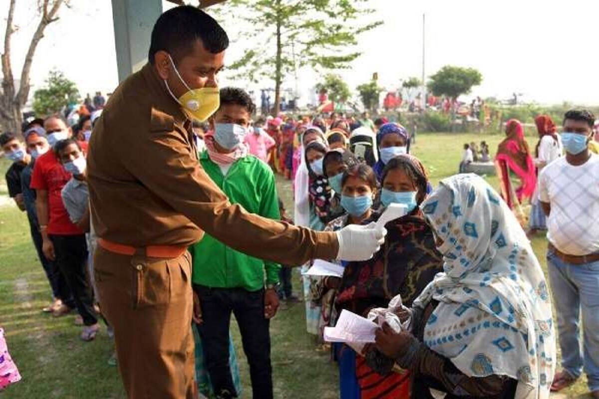 আবার, হবিবপুরের গিরিজাসুন্দরী হাইস্কুলের ২২০ নম্বর বুথে তৃণমূলের ক্যাম্প অফিস ভাঙচুর। হামলার অভিযোগ কেন্দ্রীয় বাহিনীর বিরুদ্ধে। প্রতিবাদে নেমেছেন তৃণমূল কর্মীরা। এলাকায় চলছে বিক্ষোভ। আবার, হবিবপুরের গিরিজাসুন্দরী হাইস্কুলের ২২০ নম্বর বুথে তৃণমূলের ক্যাম্প অফিস ভাঙচুর। হামলার অভিযোগ কেন্দ্রীয় বাহিনীর বিরুদ্ধে। প্রতিবাদে নেমেছেন তৃণমূল কর্মীরা। এলাকায় চলছে বিক্ষোভ।