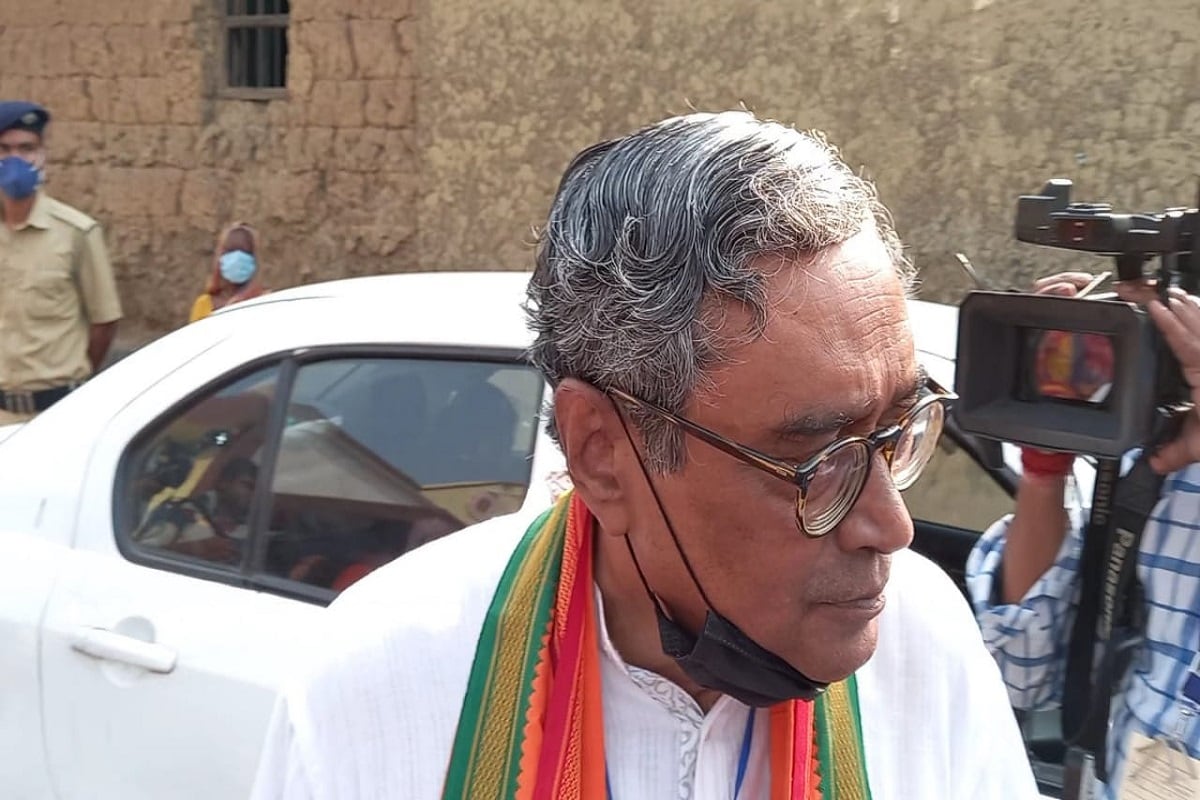 তারকেশ্বরের বিজেপি প্রার্থী স্বপন দাশগুপ্তকে গোপীনাথপুর এলাকায় গো ব্যাক স্লোগান তৃণমূলের। ১০-১২টা গাড়ির কনভয় নিয়ে ওই এলাকা দিয়ে যাচ্ছিলেন বিজেপি প্রার্থী। তাঁকে গো ব্যাক স্লোগান দেন তৃণমূল কর্মীরা। তারকেশ্বরের বিজেপি প্রার্থী স্বপন দাশগুপ্তকে গোপীনাথপুর এলাকায় গো ব্যাক স্লোগান তৃণমূলের। ১০-১২টা গাড়ির কনভয় নিয়ে ওই এলাকা দিয়ে যাচ্ছিলেন বিজেপি প্রার্থী। তাঁকে গো ব্যাক স্লোগান দেন তৃণমূল কর্মীরা।