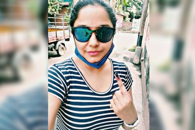 বাঘাযতীন অঞ্চলের বাসিন্দা অভিনেত্রী সায়ন্তনী গুহঠাকুরতাও এদিন ভোট দেন। তাঁর পরনে ছিল সাদা নীল স্ট্রাইপ টি শার্ট এবং নীল রঙের সানগ্লাস। 