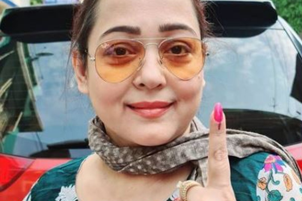 ভোট দিলেন অপরাজিতা আঢ্য। তাঁর রঙিন পোশাক আর হালকা ব্রাউন শেডের এভিয়েটর সানগ্লাস এই গরম আবহাওয়ার জন্য ছিল যথাযথ। ভোট দিলেন অপরাজিতা আঢ্য। তাঁর রঙিন পোশাক আর হালকা ব্রাউন শেডের এভিয়েটর সানগ্লাস এই গরম আবহাওয়ার জন্য ছিল যথাযথ।
