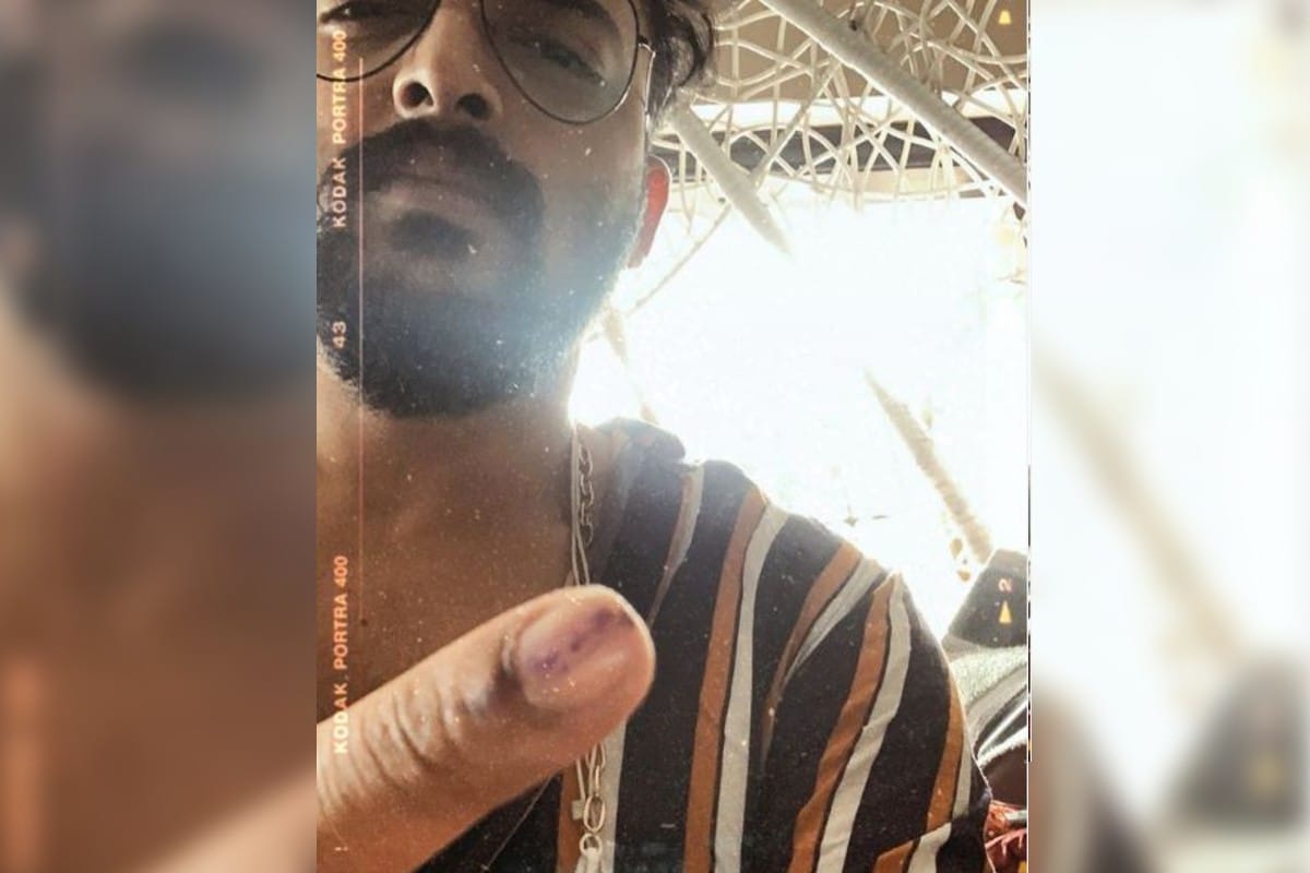 মাস কয়েক আগেই তৃণমূলে যোগ দিয়েছিলেন অভিনেতা সৌরভ দাস। যদিও তার পরে তৃণমূলের বা কোনও রাজনৈতিক অনুষ্ঠানেই তাঁকে দেখা যায়নি। আজ তিনিও ভোট দিয়ে ক্যাপশনে লিখলেন, প্রতিটি ভোট গুরুত্বপূর্ণ। বুদ্ধি দিয়ে ভোট দিন নিজের স্বাধীনতা ব্যবহার করে। মাস কয়েক আগেই তৃণমূলে যোগ দিয়েছিলেন অভিনেতা সৌরভ দাস। যদিও তার পরে তৃণমূলের বা কোনও রাজনৈতিক অনুষ্ঠানেই তাঁকে দেখা যায়নি। আজ তিনিও ভোট দিয়ে ক্যাপশনে লিখলেন, প্রতিটি ভোট গুরুত্বপূর্ণ। বুদ্ধি দিয়ে ভোট দিন নিজের স্বাধীনতা ব্যবহার করে।