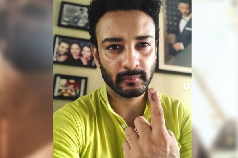 ভোট দিয়েছেন অভিনেতা সাহেব ভট্টাচার্য। সেই ছবি সোশ্যাল মিডিয়ায় আপলোড করে সাহেব লিখেছেন, রক্তের রাজনীতি চাই না। চাই কাজ, চাই শান্তি, চাই উন্নয়ন, চাই সুশাসন। আজ ভোট দিতে ভয় পেলে, আগামী পাঁচ বছর কোনো অভিযোগ করবেন না। আপনার ভোট আপনার অধিকার। 