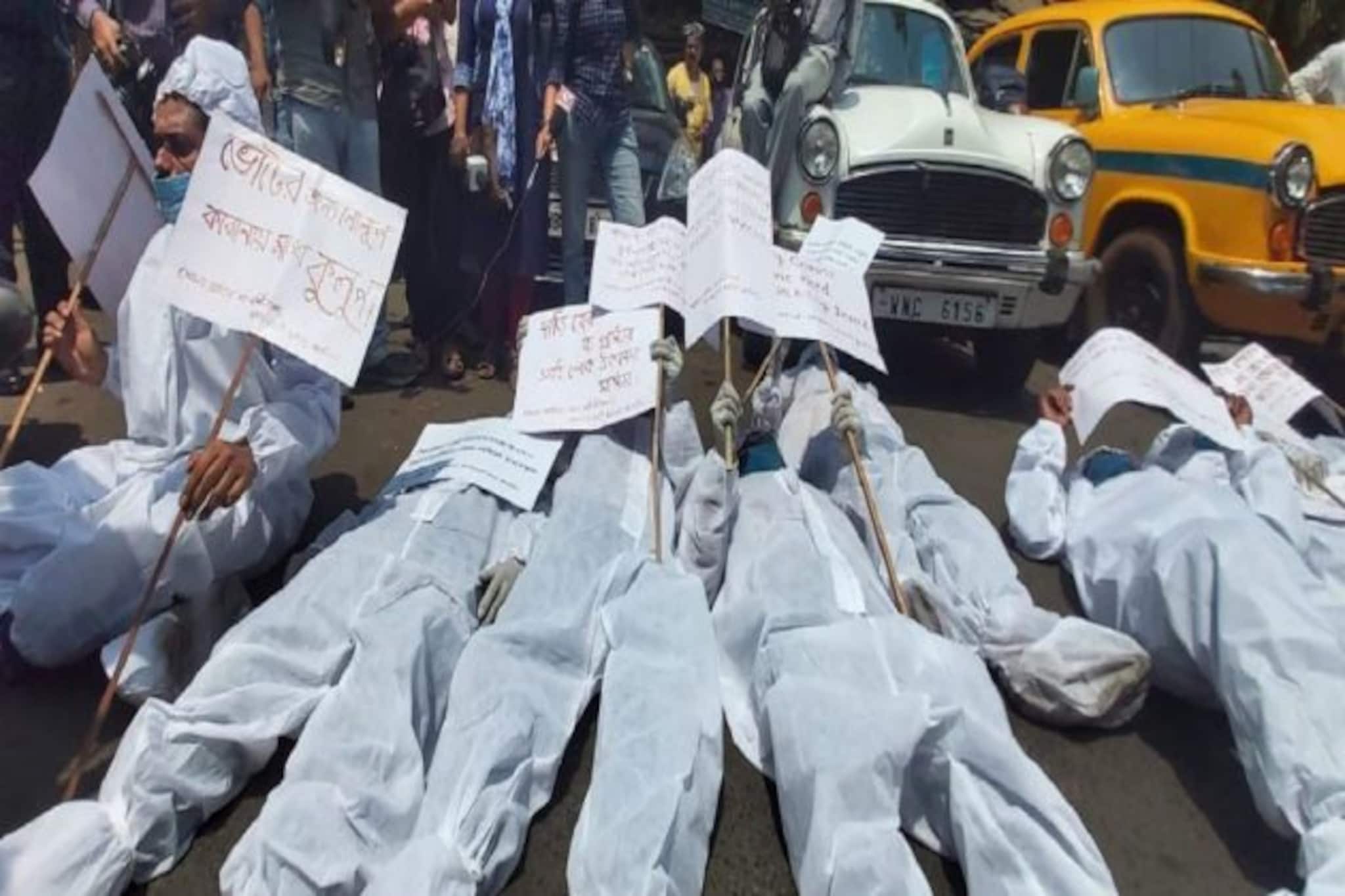 ভোটের জন্য ভিড় না করার দাবিতে পিপিই পরে রাস্তায় নেমে প্রতিবাদ, বিক্ষোভ