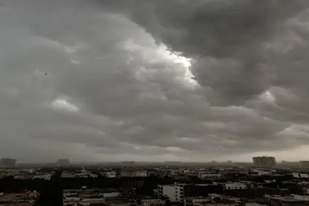 •কলকাতায় (Kolkata weather)আজ, বৃহস্পতিবার মেঘলা আকাশ। বজ্রবিদ্যুৎ সহ বৃষ্টির সম্ভাবনা রয়েছে। বেলা বাড়লে গরমের সঙ্গে পাল্লা দিয়ে বাড়বে অস্বস্তিও।বৃহস্পতিবার সকালে সর্বনিম্ন তাপমাত্রা ২৬.৩ ডিগ্রি সেলসিয়াস। স্বাভাবিকের থেকে যা ১ ডিগ্রি বেশি। গতকাল সর্বোচ্চ তাপমাত্রা ছিল ৩৩.৮ ডিগ্রি সেলসিয়াস। স্বাভাবিকের থেকে যা দু ডিগ্রি নিচে। বাতাসে আপেক্ষিক আর্দ্রতার পরিমাণ ৫০ থেকে ৮৮ শতাংশ। •কলকাতায় (Kolkata weather)আজ, বৃহস্পতিবার মেঘলা আকাশ। বজ্রবিদ্যুৎ সহ বৃষ্টির সম্ভাবনা রয়েছে। বেলা বাড়লে গরমের সঙ্গে পাল্লা দিয়ে বাড়বে অস্বস্তিও।বৃহস্পতিবার সকালে সর্বনিম্ন তাপমাত্রা ২৬.৩ ডিগ্রি সেলসিয়াস। স্বাভাবিকের থেকে যা ১ ডিগ্রি বেশি। গতকাল সর্বোচ্চ তাপমাত্রা ছিল ৩৩.৮ ডিগ্রি সেলসিয়াস। স্বাভাবিকের থেকে যা দু ডিগ্রি নিচে। বাতাসে আপেক্ষিক আর্দ্রতার পরিমাণ ৫০ থেকে ৮৮ শতাংশ।