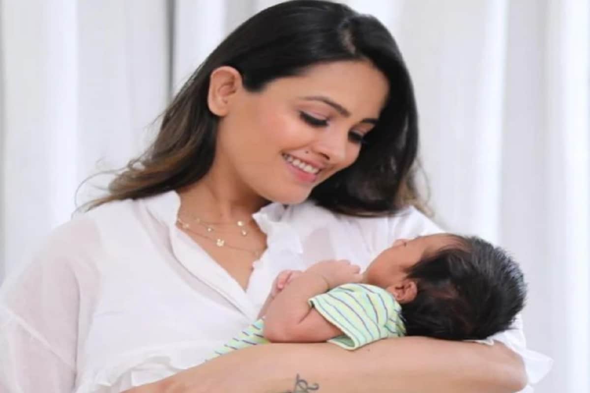 অনিতা হংসনন্দানি ও তাঁর শিল্পপতি স্বামী রোহিত এই বছর ৯ ফেব্রুয়ারি তাঁদের প্রথম সন্তানকে ওয়েলকাম করেছেন ৷ গত বছর অক্টোবর মাসে অনিতা ও রোহিত জানিয়েছএন তাঁদের প্রথম সন্তান পৃথিবীতে আসতে চলেছে ৷ অনিতা হংসনন্দানি ও তাঁর শিল্পপতি স্বামী রোহিত এই বছর ৯ ফেব্রুয়ারি তাঁদের প্রথম সন্তানকে ওয়েলকাম করেছেন ৷ গত বছর অক্টোবর মাসে অনিতা ও রোহিত জানিয়েছএন তাঁদের প্রথম সন্তান পৃথিবীতে আসতে চলেছে ৷