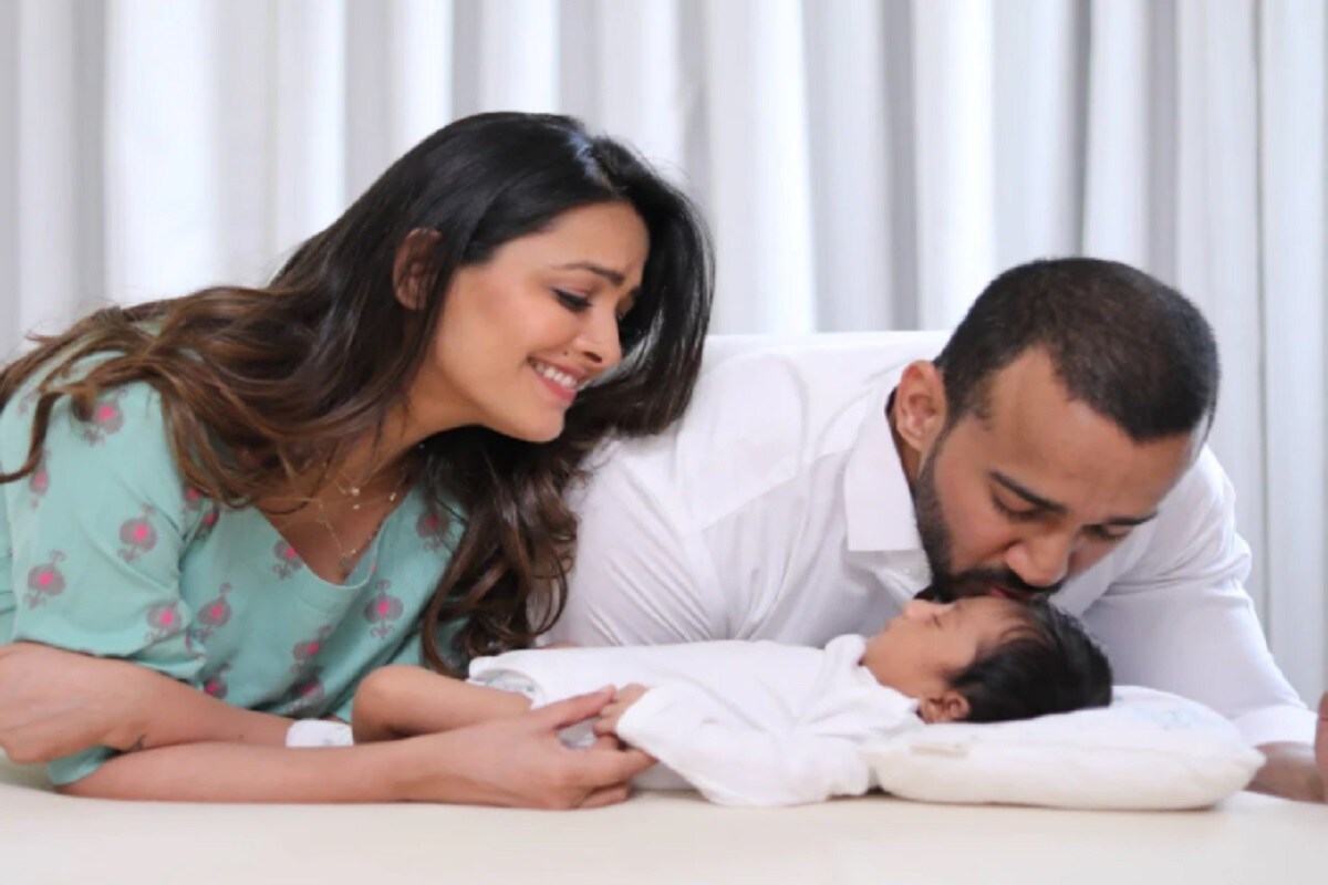 অনিতা হংসনন্দানি (Anita Hanssanandani) ও স্বামী রোহিত রেড্ড তাঁদের ছোট্ট আদরের সন্তানের সঙ্গে বেশ কিছু দুর্দান্ত মুহূর্ত শেয়ার করেছেন ৷ অনিতা হংসনন্দানি (Anita Hanssanandani) ও স্বামী রোহিত রেড্ড তাঁদের ছোট্ট আদরের সন্তানের সঙ্গে বেশ কিছু দুর্দান্ত মুহূর্ত শেয়ার করেছেন ৷