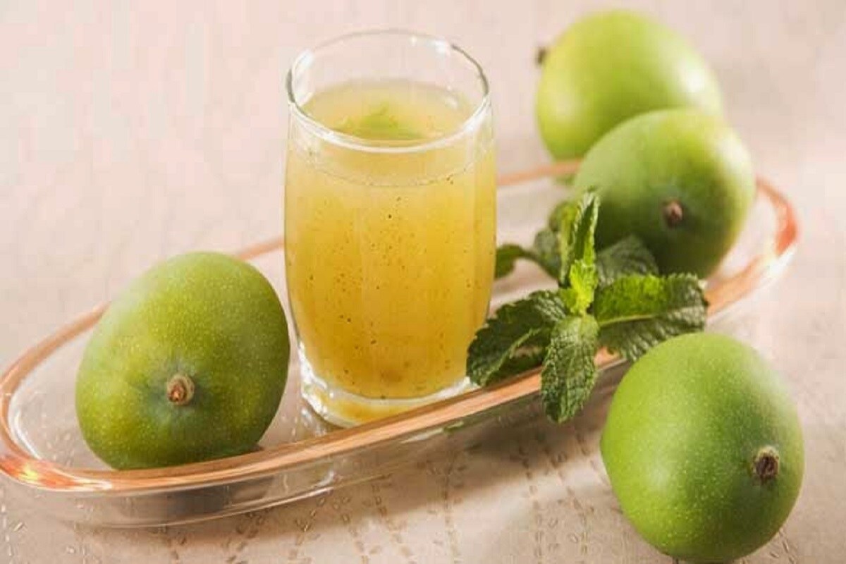 *আম পান্না: আমের সঙ্গে বাঙালির সখ্যতা বহু পুরনো৷ তার ওপর যখন কাঁচা আম তখন ভালবাসাটা আরও কয়েকগুণ বেড়ে যায়। ৷নুন, চিনি, জলজিরা, পুদিনা পাতা আর বরফ কিউব দিলেই রেডি আম পান্না। সংগৃহীত ছবি। *আম পান্না: আমের সঙ্গে বাঙালির সখ্যতা বহু পুরনো৷ তার ওপর যখন কাঁচা আম তখন ভালবাসাটা আরও কয়েকগুণ বেড়ে যায়। ৷নুন, চিনি, জলজিরা, পুদিনা পাতা আর বরফ কিউব দিলেই রেডি আম পান্না। সংগৃহীত ছবি।