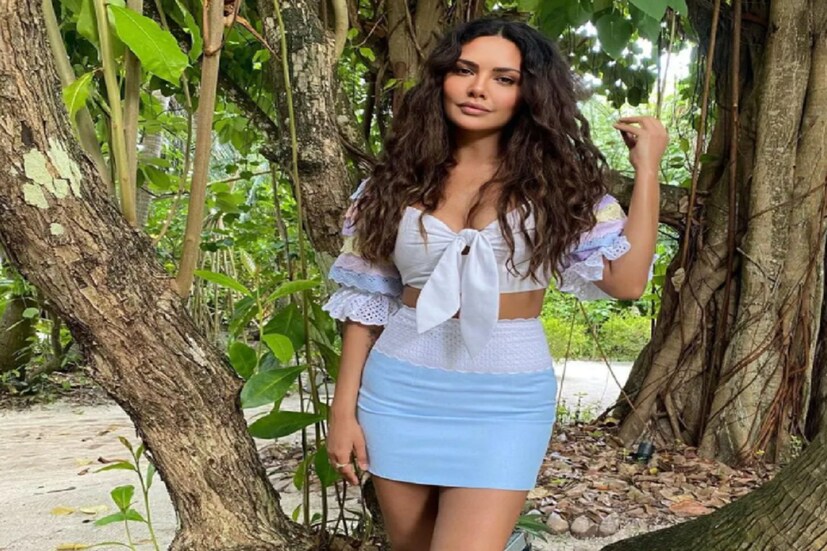 হটপোজে নীল-সাদায় মারকাটারি পোজে ইশা গুপ্ত (Esha Gupta)৷ ছবি সৌজন্যে ইনস্টাগ্রাম ৷