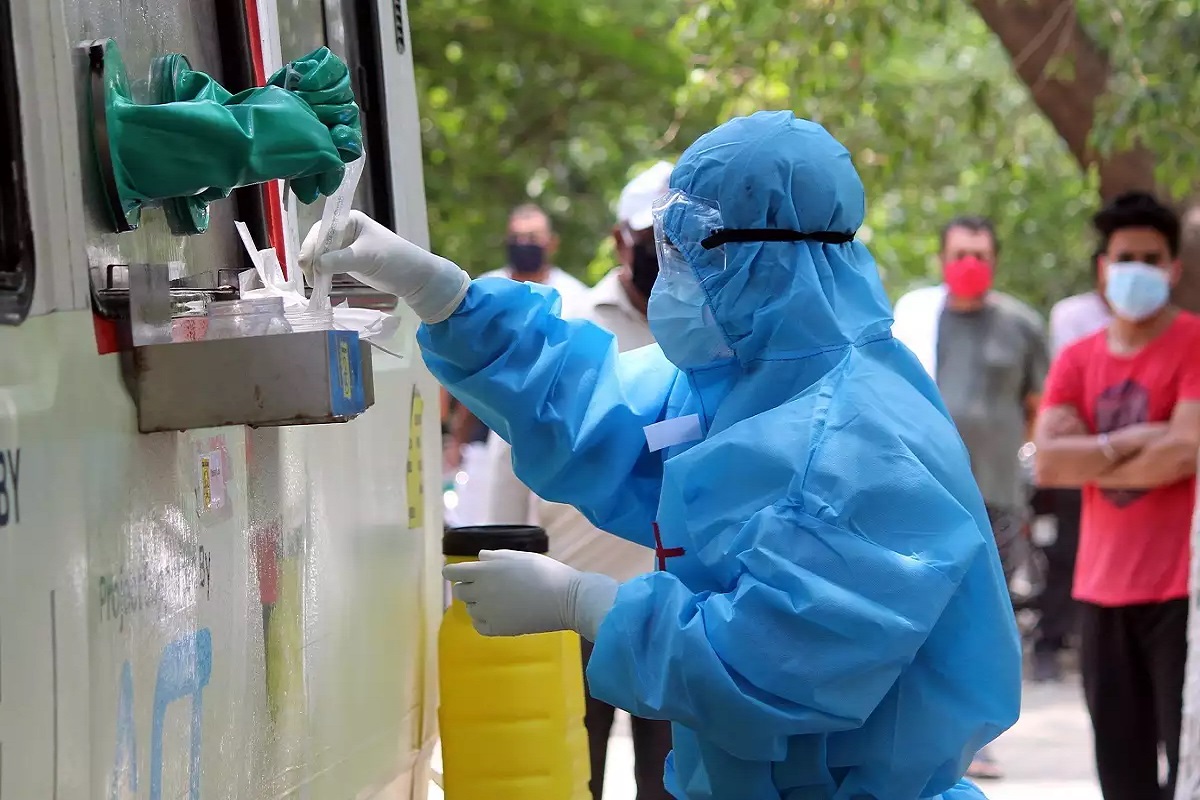 *করোনার (Corona Virus Second Wave)দ্বিতীয় ঢেউয়ে গোটা দেশের পাশাপাশি ধীরে ধীরে ভয় ধরাচ্ছে বাংলার (West Bengal Corona Update) পরিসংখ্যান। গত ২৪ ঘণ্টায় করোনা সংক্রামিতের (Covid 19 Positive) সংখ্যা গত বছরের রেকর্ড ভেঙে চুরমার করে দিয়েছে। ছবিঃ সংগৃহীত। *করোনার (Corona Virus Second Wave)দ্বিতীয় ঢেউয়ে গোটা দেশের পাশাপাশি ধীরে ধীরে ভয় ধরাচ্ছে বাংলার (West Bengal Corona Update) পরিসংখ্যান। গত ২৪ ঘণ্টায় করোনা সংক্রামিতের (Covid 19 Positive) সংখ্যা গত বছরের রেকর্ড ভেঙে চুরমার করে দিয়েছে। ছবিঃ সংগৃহীত।