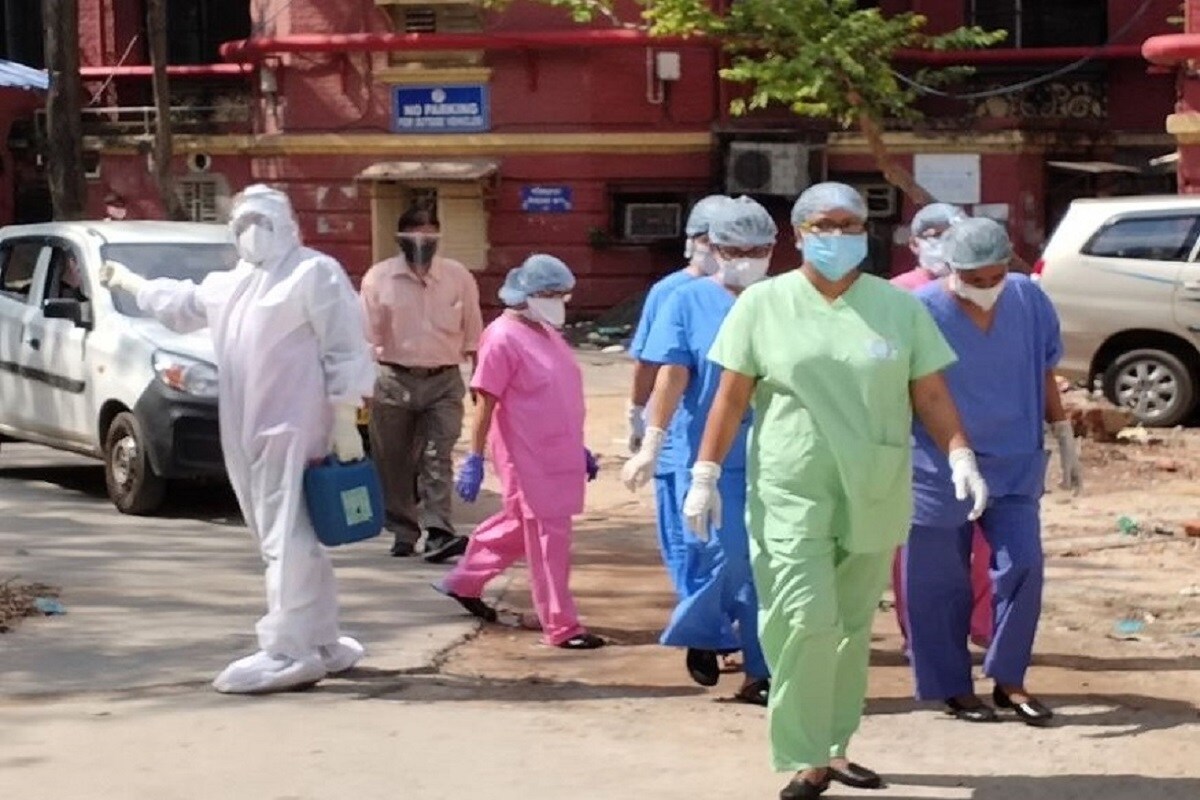 •দেশে করোনাভাইরাস (coronavirus)সংক্রমণ প্রতিদিন নতুন রেকর্ড তৈরি করছে। করোনার দ্বিতীয় ঢেউ (COVID19 second wave)সম্পর্কে দেশের চিকিৎসকরা যা অনুমান করেছিলেন তার চেয়ে এর বিপদ আরও অনেক বেশি বলে মনে হচ্ছে। সব রাজ্যেই করোনার সংক্রমণের (corona) পরিসংখ্যান দিন দিন বাড়ছে। একদিনে করোনার পরিসংখ্যান ২ লাখে পৌঁছেছে। স্বাস্থ্য মন্ত্রকের তথ্য অনুযায়ী বুধবার, দেশে করোনা আক্রান্ত হয়েছেন ১ লাখ ৯৯ হাজার ৫৬৯ জন। অতিমারী শুরুর পর থেকে এই সংখ্যাটাই একদিনে সর্বাধিক। •দেশে করোনাভাইরাস (coronavirus)সংক্রমণ প্রতিদিন নতুন রেকর্ড তৈরি করছে। করোনার দ্বিতীয় ঢেউ (COVID19 second wave)সম্পর্কে দেশের চিকিৎসকরা যা অনুমান করেছিলেন তার চেয়ে এর বিপদ আরও অনেক বেশি বলে মনে হচ্ছে। সব রাজ্যেই করোনার সংক্রমণের (corona) পরিসংখ্যান দিন দিন বাড়ছে। একদিনে করোনার পরিসংখ্যান ২ লাখে পৌঁছেছে। স্বাস্থ্য মন্ত্রকের তথ্য অনুযায়ী বুধবার, দেশে করোনা আক্রান্ত হয়েছেন ১ লাখ ৯৯ হাজার ৫৬৯ জন। অতিমারী শুরুর পর থেকে এই সংখ্যাটাই একদিনে সর্বাধিক।