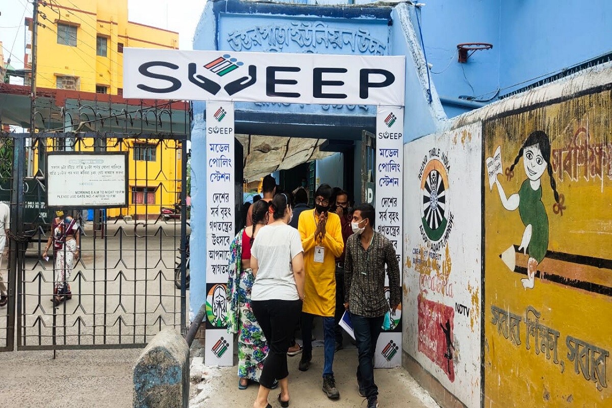 *এ দিন উত্তরপাড়ার বিজেপি প্রার্থী প্রবীর ঘোষালের পাড়া দিয়ে ঘোরা শুরু করেন কাঞ্চন। বেশ কিছু জায়গায় তৃণমূলের এজেন্ট বসতে দেওয়া হচ্ছে না বলে অভিযোগ জানিয়েছেন তিনি। *এ দিন উত্তরপাড়ার বিজেপি প্রার্থী প্রবীর ঘোষালের পাড়া দিয়ে ঘোরা শুরু করেন কাঞ্চন। বেশ কিছু জায়গায় তৃণমূলের এজেন্ট বসতে দেওয়া হচ্ছে না বলে অভিযোগ জানিয়েছেন তিনি।