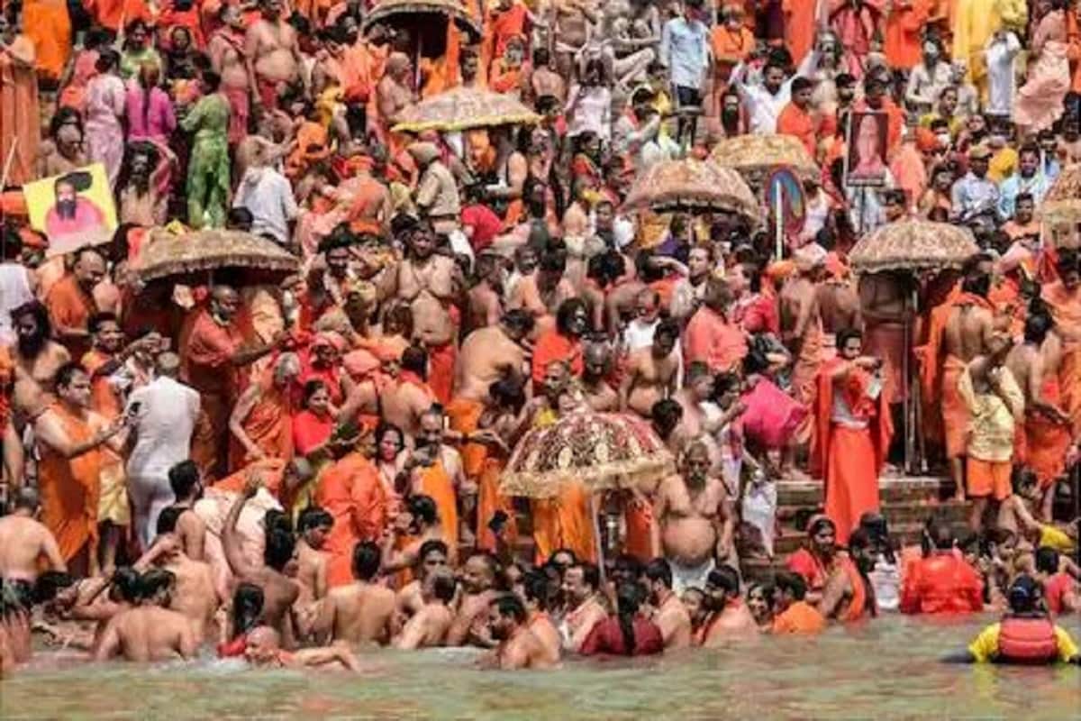 •করোনার বাড়ছে দেশজুড়ে (COVID19 case)৷ উত্তরাখণ্ডও (Uttarakhand)ব্যতিক্রম নয়৷ এরই মধ্যে হরিদ্বারে মহাকুম্ভে (MahaKumbh)পড়েছে তার প্রভাব৷ মাস্ক ছাড়া লক্ষ লক্ষ ভক্ত উপস্থিত সেখানে, মানা হচ্ছে না সামাজিক দূরত্বও (No Mask no Social Distancing in Maha Kumbh)। প্রচুর ভক্ত সমাগম হয়েছে যাদের সামলাতে হিমসিম খাচ্ছে প্রশাসনও৷ তাদের মাস্ক পরার নির্দেশ দেওয়া হচ্ছে এবং চলছে থার্মাল স্ক্রিনিং৷ তবে মুখ্যমন্ত্রী তিরথ সিং রাওয়াত (CM Tirath Singh Rawat)দাবি করেছেন যে পুণ্য স্নানের সময় কেন্দ্রের জারি করা কোরানা নির্দেশিকা পুরোপুরি অনুসরণ হচ্ছে। •করোনার বাড়ছে দেশজুড়ে (COVID19 case)৷ উত্তরাখণ্ডও (Uttarakhand)ব্যতিক্রম নয়৷ এরই মধ্যে হরিদ্বারে মহাকুম্ভে (MahaKumbh)পড়েছে তার প্রভাব৷ মাস্ক ছাড়া লক্ষ লক্ষ ভক্ত উপস্থিত সেখানে, মানা হচ্ছে না সামাজিক দূরত্বও (No Mask no Social Distancing in Maha Kumbh)। প্রচুর ভক্ত সমাগম হয়েছে যাদের সামলাতে হিমসিম খাচ্ছে প্রশাসনও৷ তাদের মাস্ক পরার নির্দেশ দেওয়া হচ্ছে এবং চলছে থার্মাল স্ক্রিনিং৷ তবে মুখ্যমন্ত্রী তিরথ সিং রাওয়াত (CM Tirath Singh Rawat)দাবি করেছেন যে পুণ্য স্নানের সময় কেন্দ্রের জারি করা কোরানা নির্দেশিকা পুরোপুরি অনুসরণ হচ্ছে।