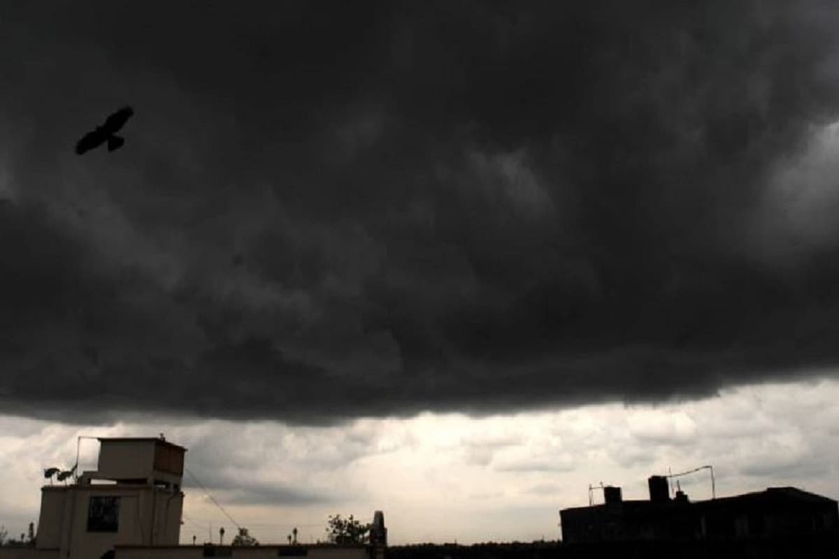 •ঝড়ের সম্ভাবনা (Chances of Storm)তৈরি হচ্ছে রাজ্যে। আবারও কালবৈশাখীর (Norwesters)সম্ভাবনা রয়েছে। বজ্রবিদ্যুৎ সহ বৃষ্টি সঙ্গে দমকা ঝড়ো হাওয়ার পূর্বাভাস (weather forecast Bengal) দিয়েছে হাওয়া অফিস। শিলাবৃষ্টির সম্ভাবনা রয়েছে। তবে এতে গরম কমবে না, সঙ্গে অস্বস্তিও থাকবে। কলকাতাসহ দক্ষিণবঙ্গে ফের কালবৈশাখীর সম্ভাবনা তৈরি হয়েছে। আগামী ৪৮ ঘণ্টায় কালবৈশাখী হতে পারে কলকাতাসহ দক্ষিণবঙ্গের বেশকিছু জেলায়। বজ্রবিদ্যুৎ সহ বৃষ্টি এমনকি শিলা বৃষ্টি হতে পারে দক্ষিণবঙ্গে। ঝড় বৃষ্টি (Rain)হলেও গরম ও অস্বস্তি থাকবে। •ঝড়ের সম্ভাবনা (Chances of Storm)তৈরি হচ্ছে রাজ্যে। আবারও কালবৈশাখীর (Norwesters)সম্ভাবনা রয়েছে। বজ্রবিদ্যুৎ সহ বৃষ্টি সঙ্গে দমকা ঝড়ো হাওয়ার পূর্বাভাস (weather forecast Bengal) দিয়েছে হাওয়া অফিস। শিলাবৃষ্টির সম্ভাবনা রয়েছে। তবে এতে গরম কমবে না, সঙ্গে অস্বস্তিও থাকবে। কলকাতাসহ দক্ষিণবঙ্গে ফের কালবৈশাখীর সম্ভাবনা তৈরি হয়েছে। আগামী ৪৮ ঘণ্টায় কালবৈশাখী হতে পারে কলকাতাসহ দক্ষিণবঙ্গের বেশকিছু জেলায়। বজ্রবিদ্যুৎ সহ বৃষ্টি এমনকি শিলা বৃষ্টি হতে পারে দক্ষিণবঙ্গে। ঝড় বৃষ্টি (Rain)হলেও গরম ও অস্বস্তি থাকবে।